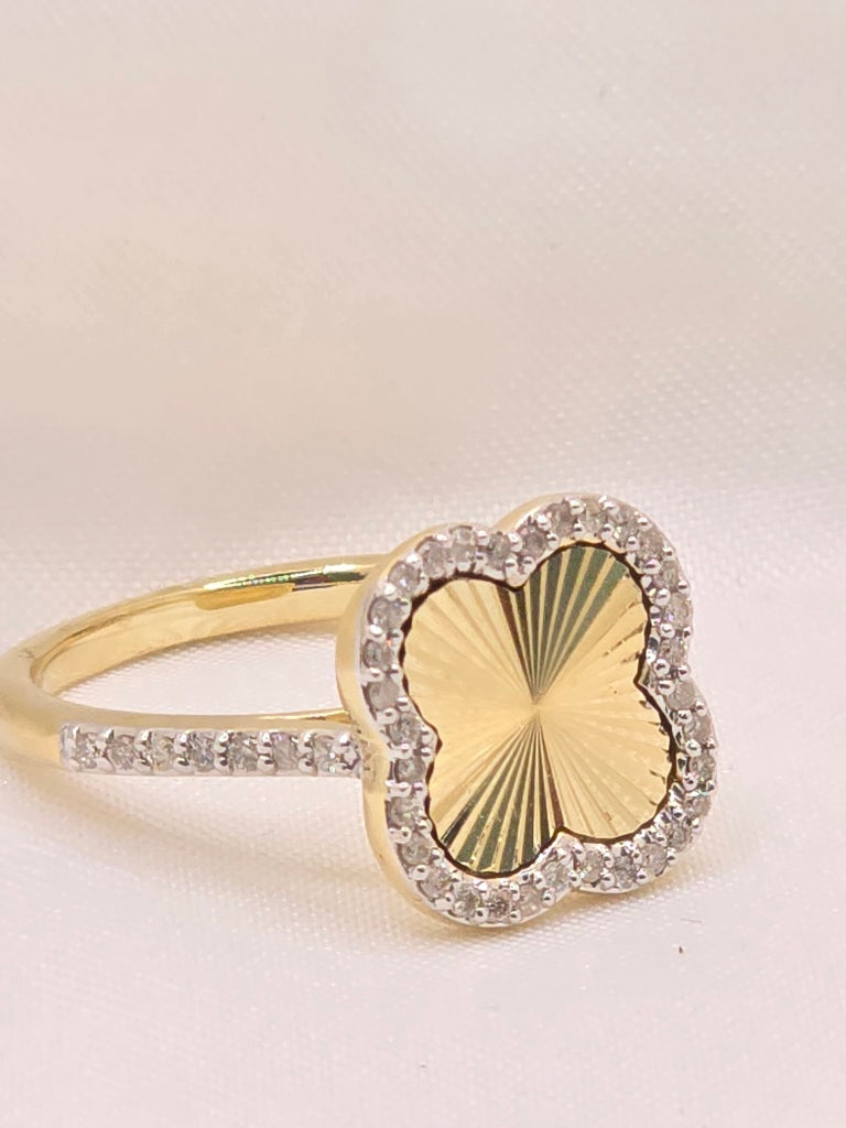 10KT FLOWER RING Size 14MM SIZE 7 Weigth 3.8 GRS