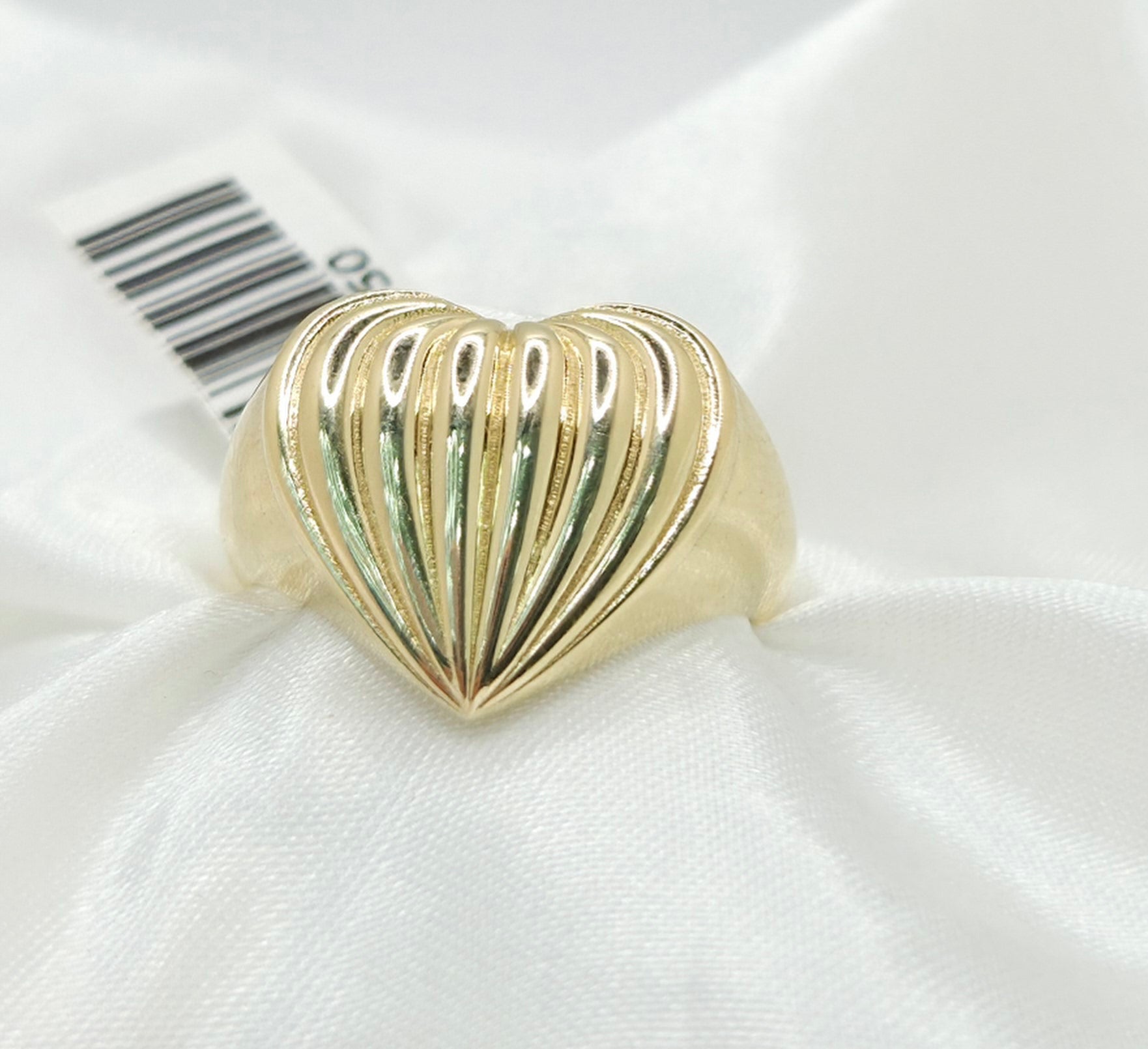 10KT SHELL STYLE HEART RING Size 8 Weight 2.5GR