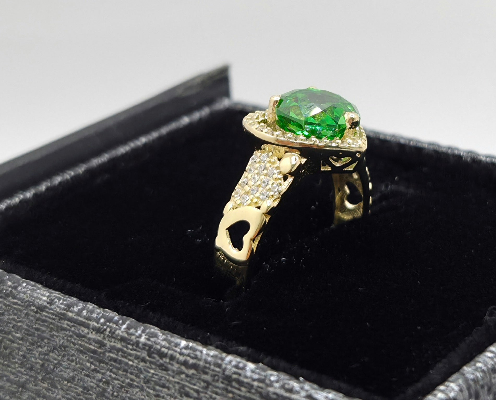 14KT ELEGANT HEART RING WITH GREEN STONE Size 7 Weight 3.3GR