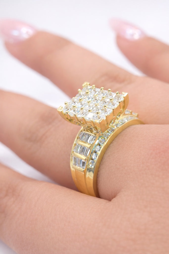 10KT RECTANGULAR EXOTIC CZ RING Size 7.5-8 Weigth 5.8GR