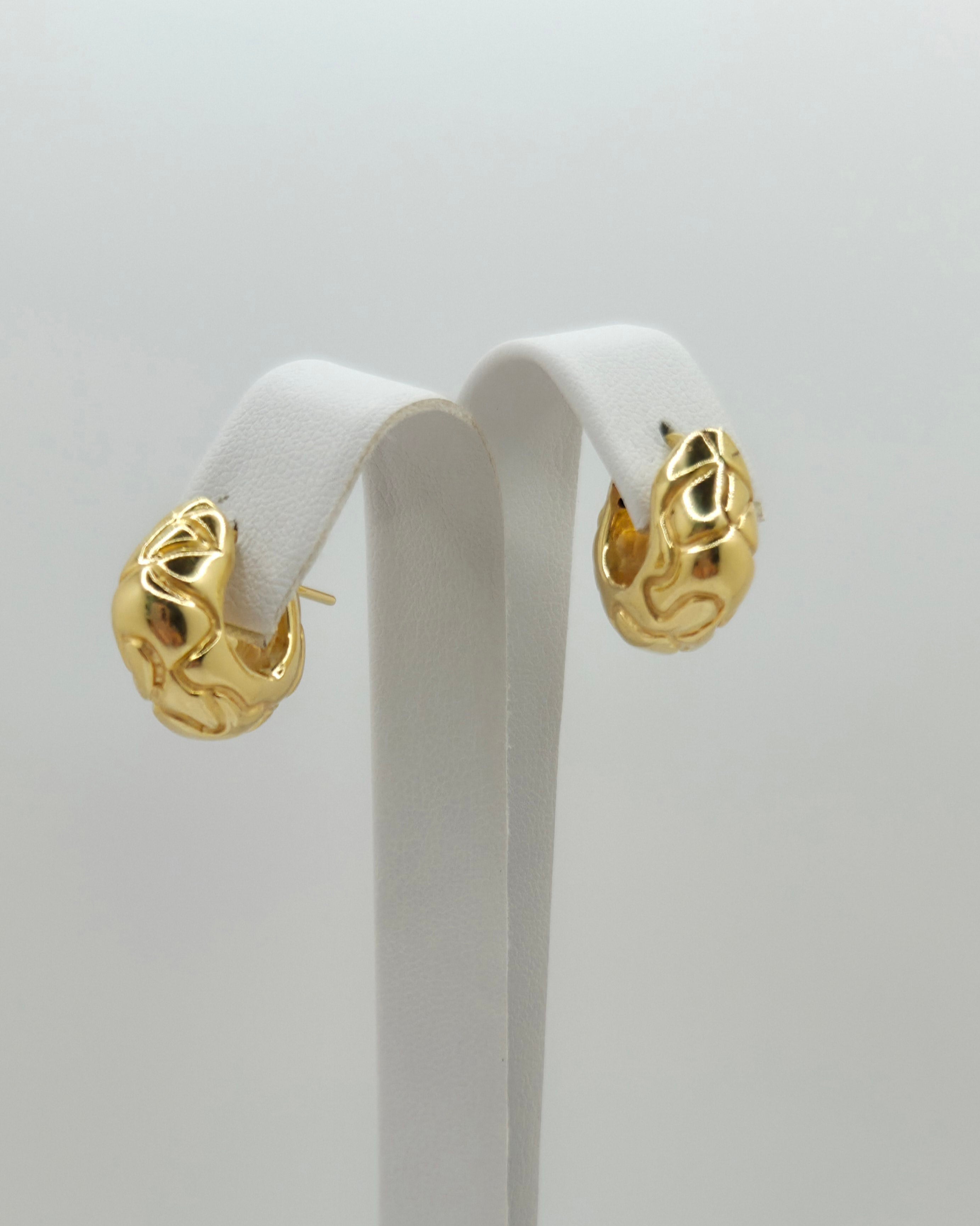 10KT SMALL SILHOUETTE DETAIL GEOMETRIC HOOPS EARRINGS Weight 3.8GR