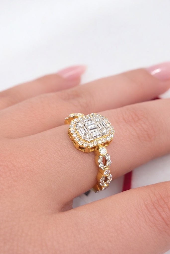 14KT ELEGANT SQUARE DESIGN NATURALS DIAMONDS WOMAN'S RING Size 7.5 Weigth