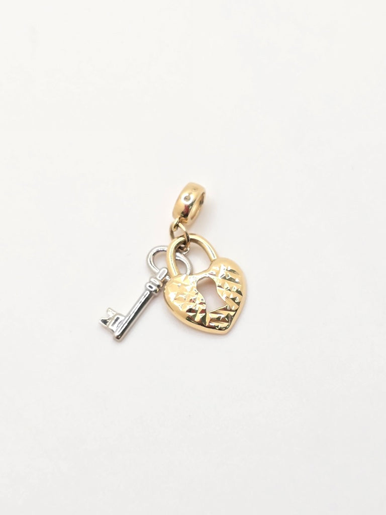 14KT HEART AND KEY CHARM Weight 1.5GR