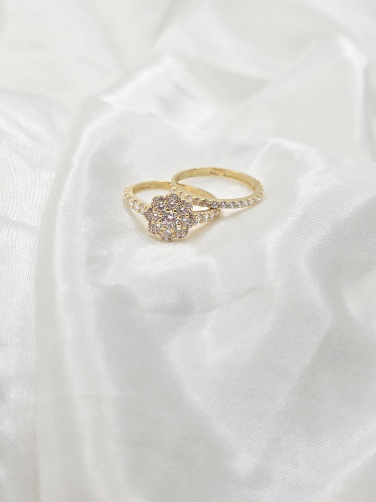 10KT  DELICATE CZ FLOWER SHAPED WOMEN'S ENGAGEMENT RING Size 8.5 Weight 3.9GR