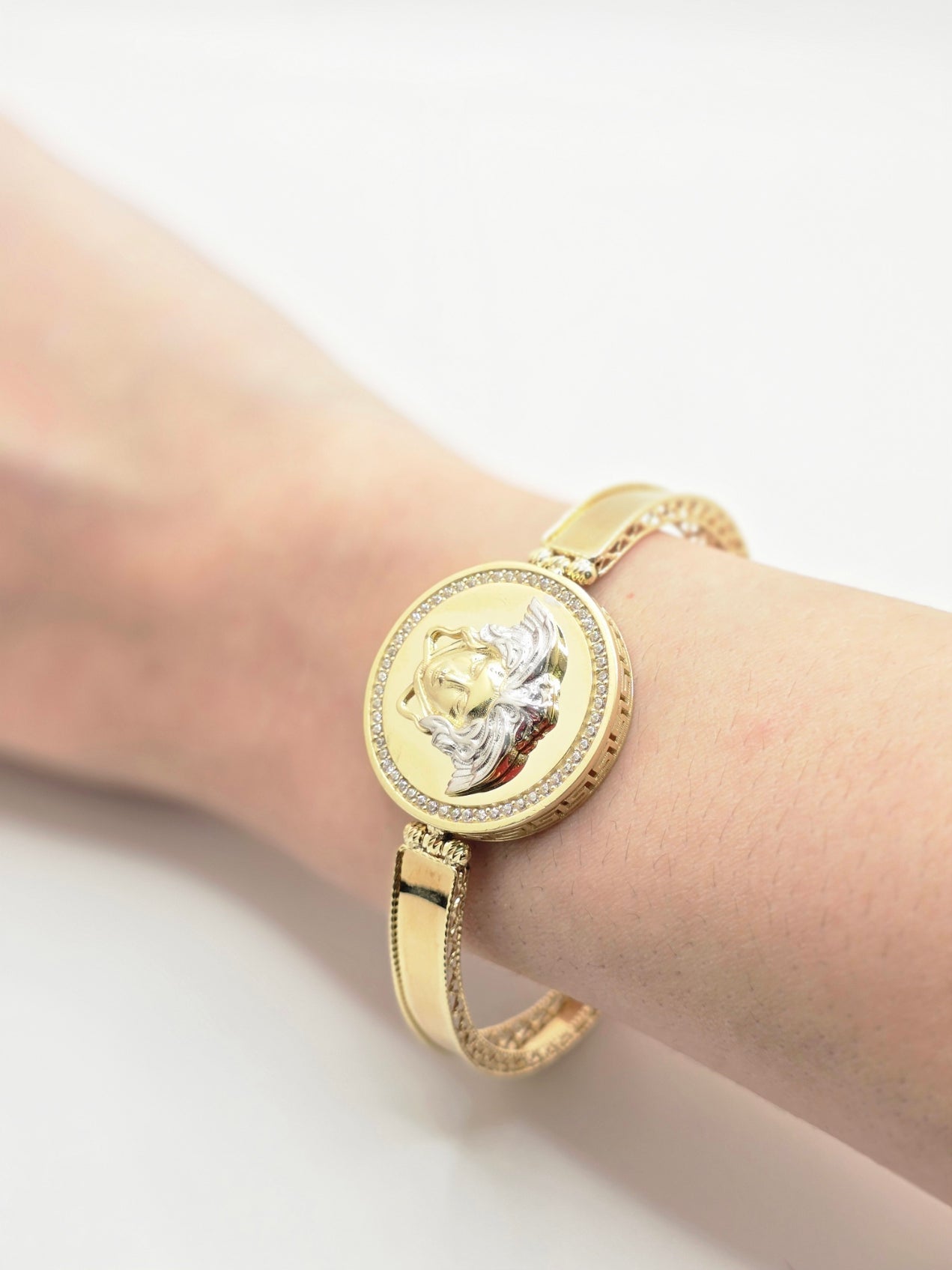 10KT CZ ROUND MEDUSA BANGLE  Size 6MM Weight 12GR