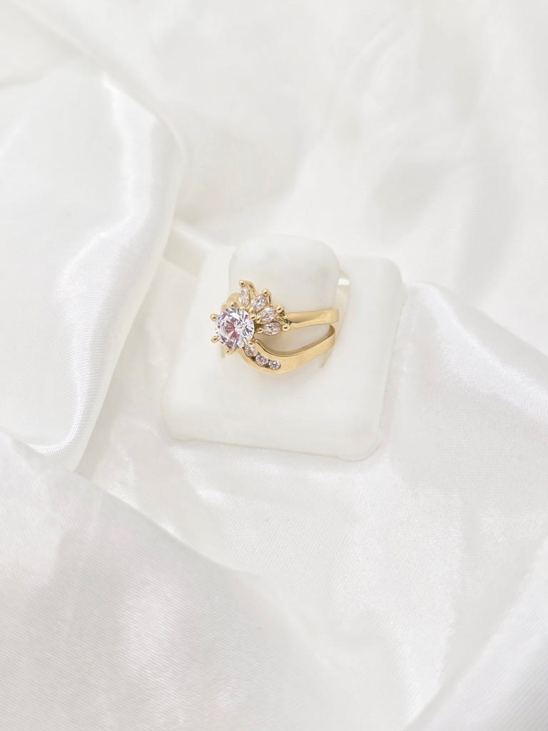 10KT ASYMMETRIC FLOWER SHAPED WOMEN'S ENGAGEMENT RING Size 7 Weight 5.2GR