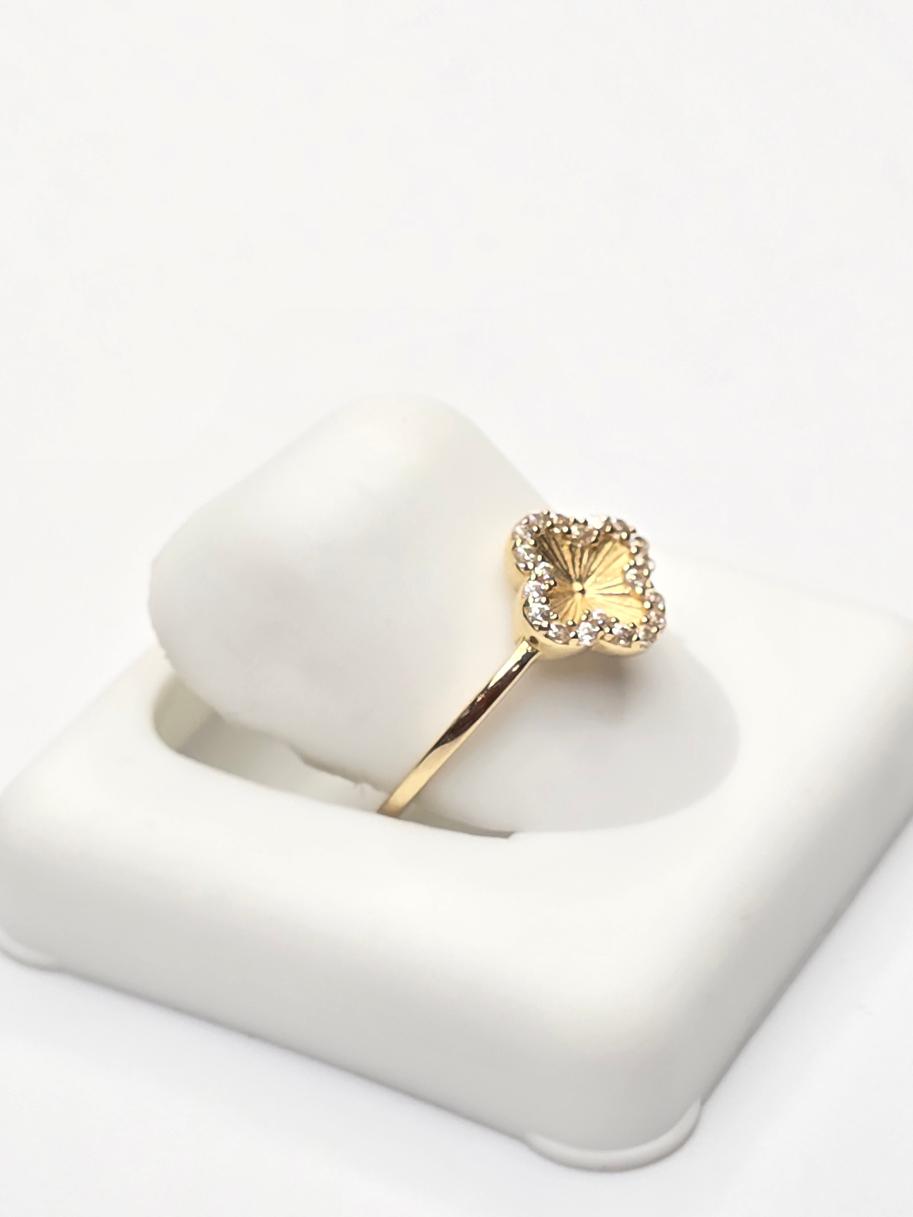 14KT EXTRA SMALL CZ GOLDEN CLOVER RING Size 7 Weigth 1.1GR