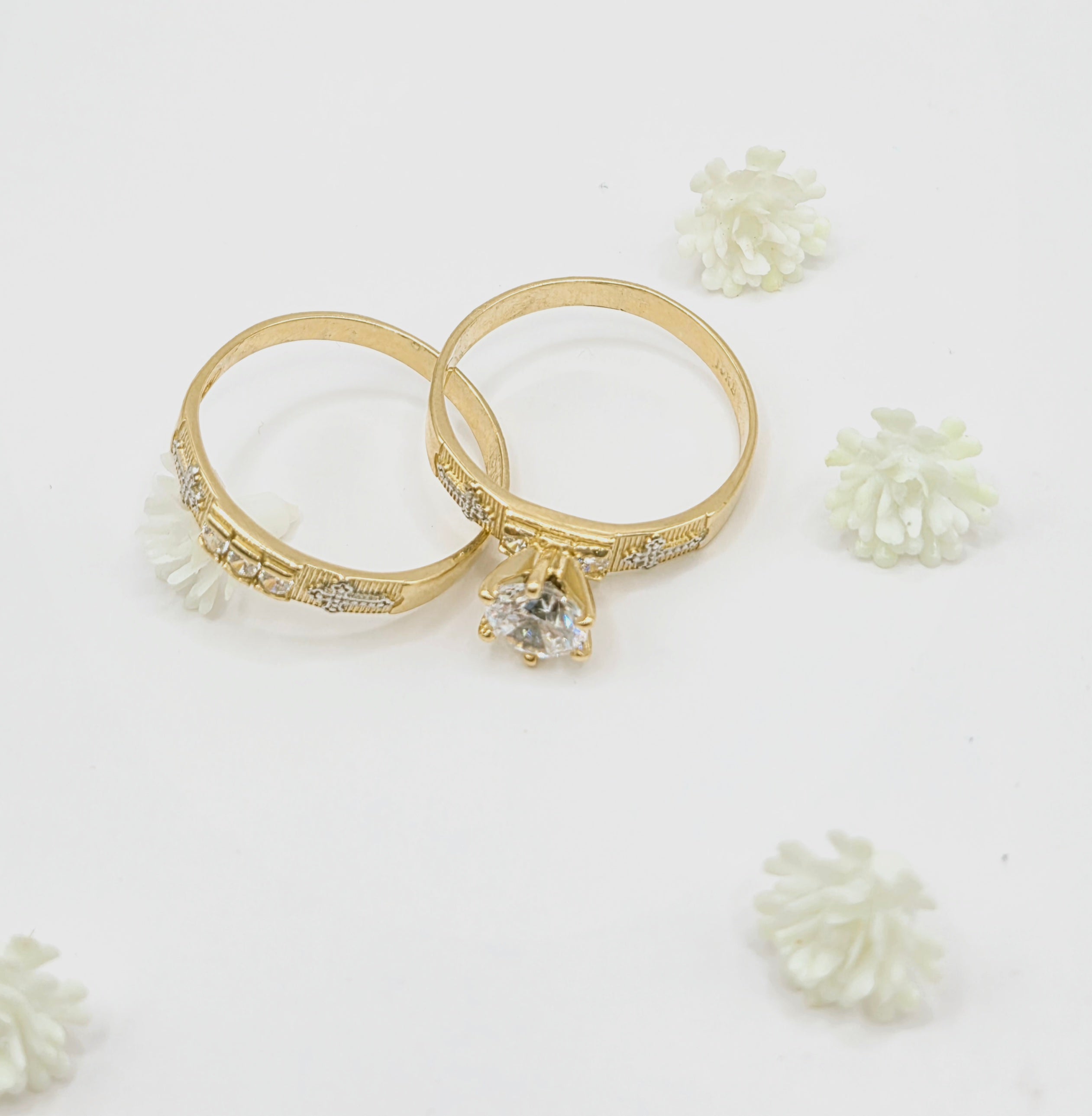 10KT SMALL CROSS DETAIL ENGAGEMENT WOMAN'S RING Size 8  Weigth 3.8GR