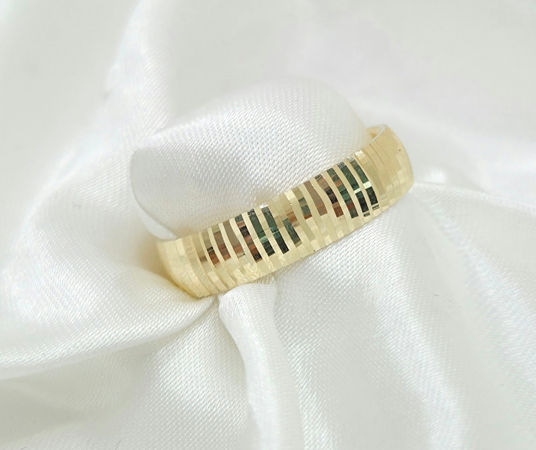 10KT FANCY STRAIGHT CUT DESIGN WEDDING BAND RING Size 12 5MM Weight 2.8GR