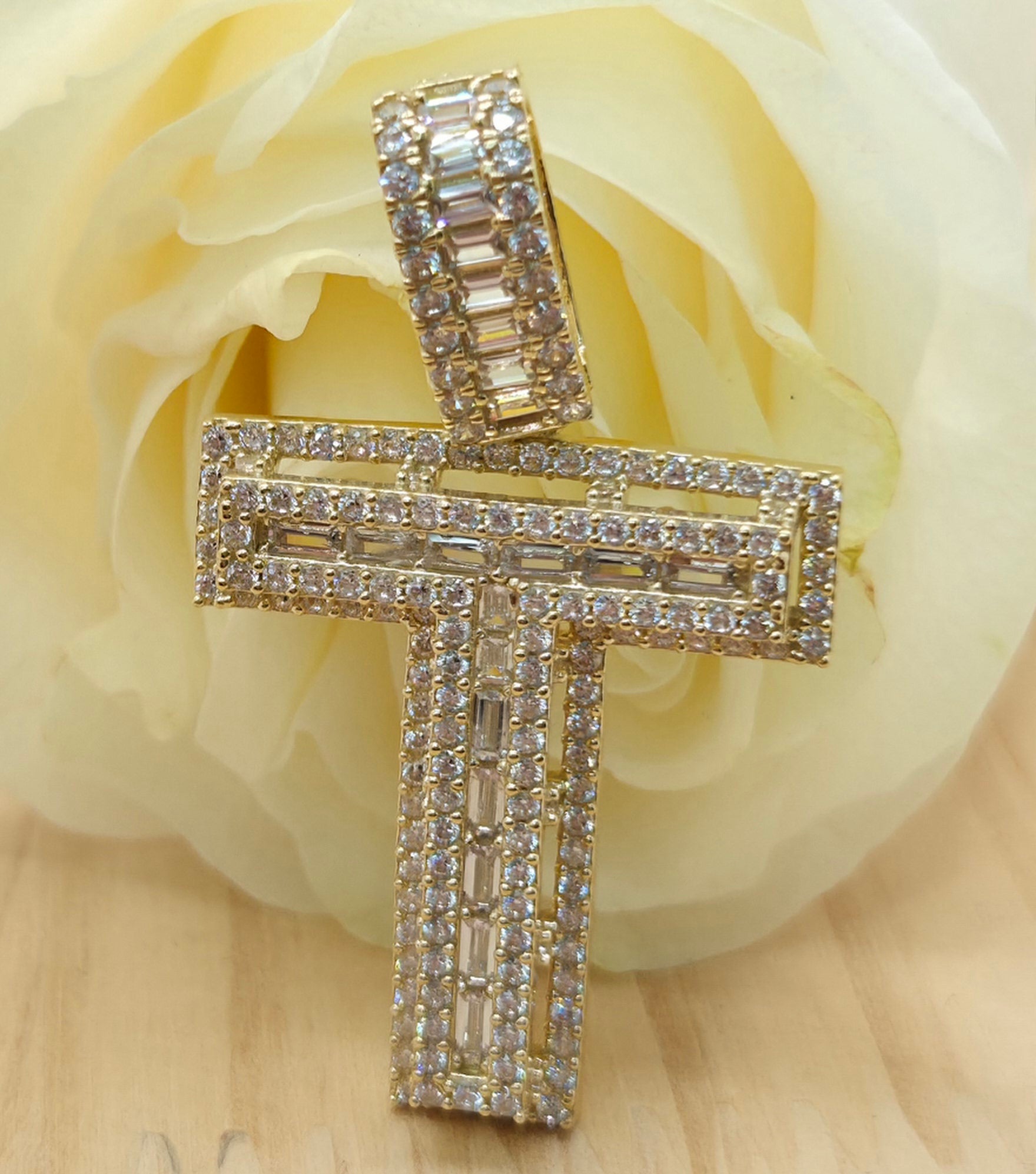 10KT SMALL CZ ''T'' LETTER PENDANT Weight 3.9GR