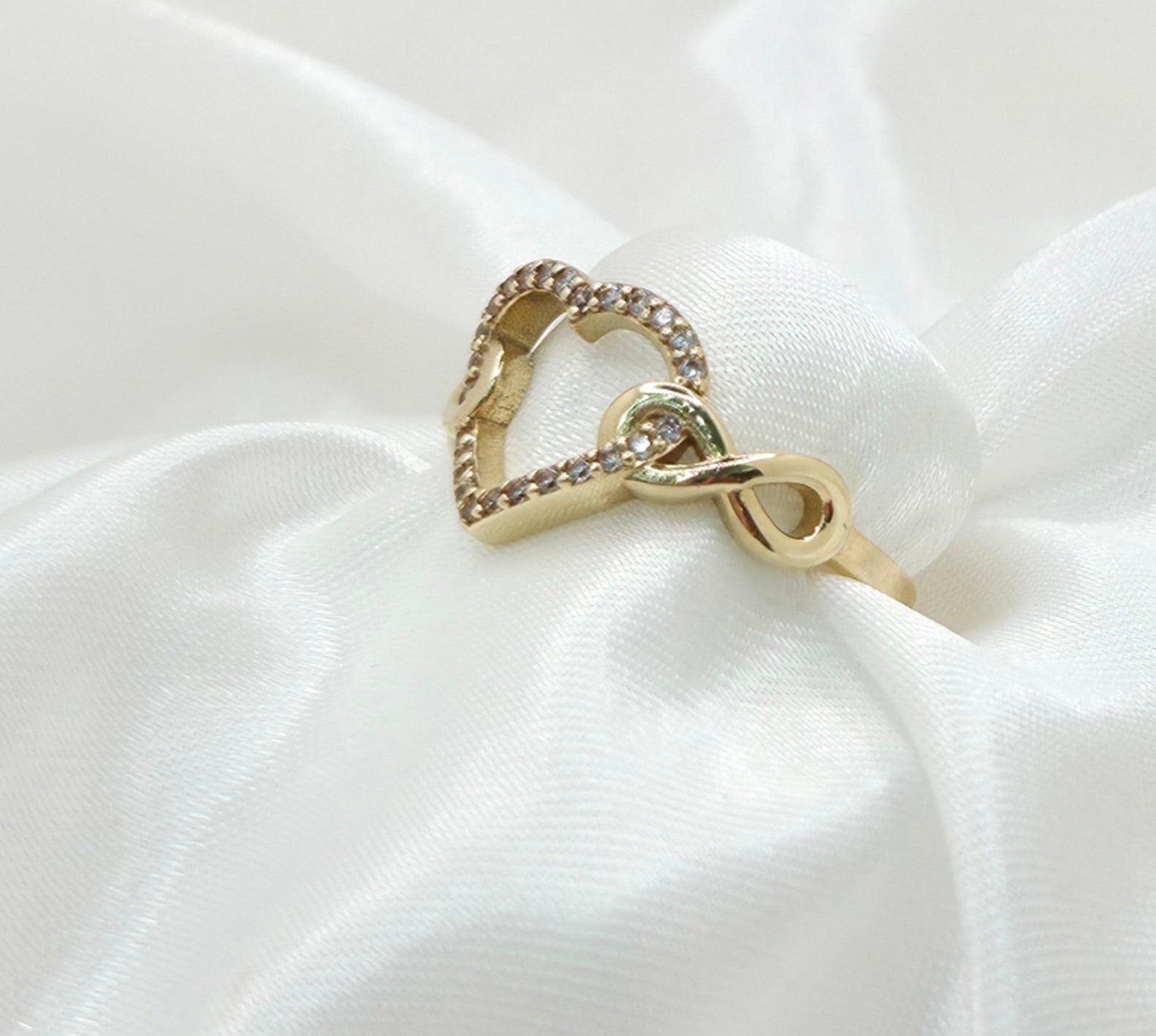 10KT TWO INFINITY WITH HEART RING Size 7 Weight 2.1GR