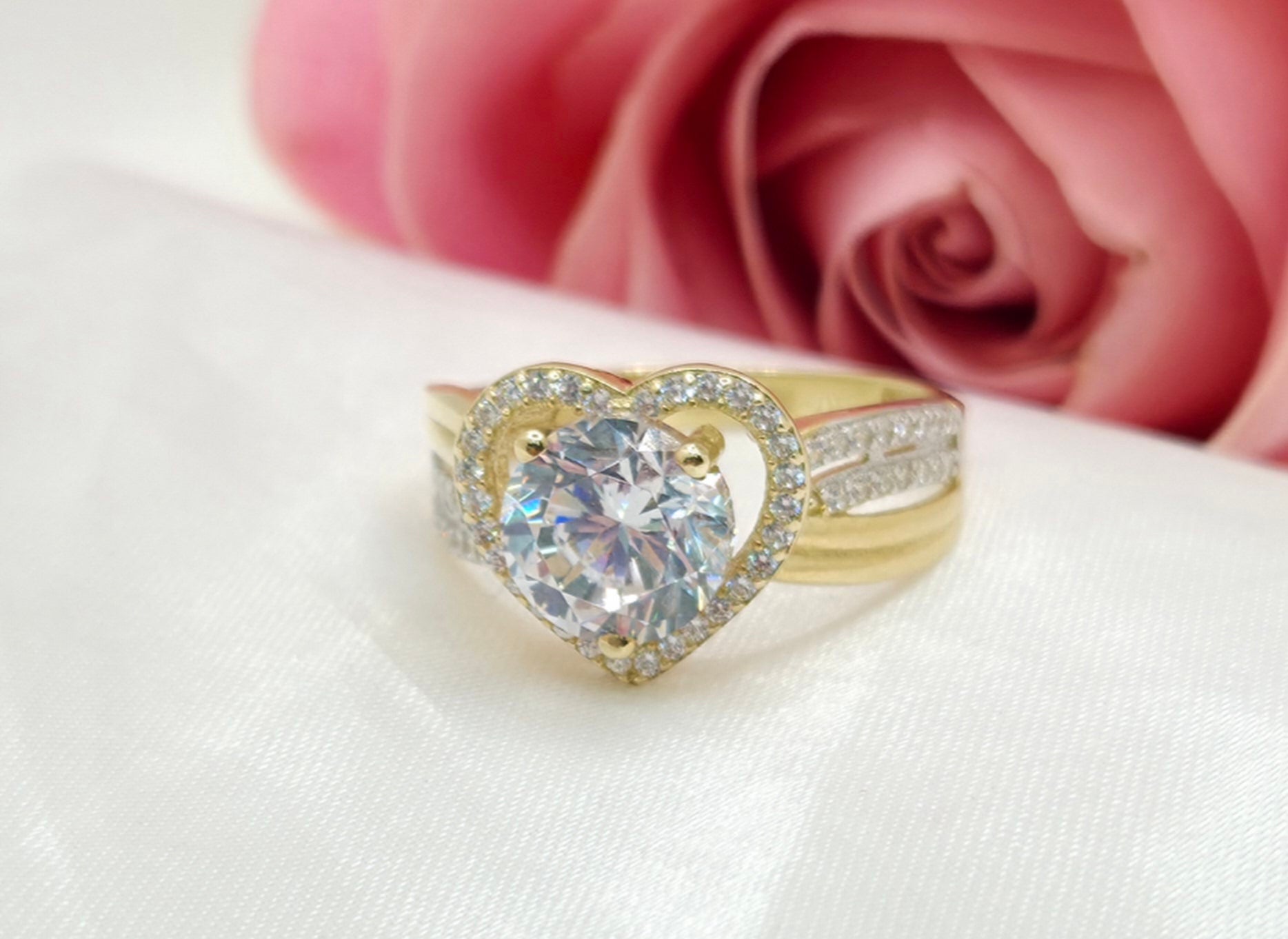 10KT CZ HEART WITH ROUND STONE INSIDE RING Size 8 Weight 3.4GR