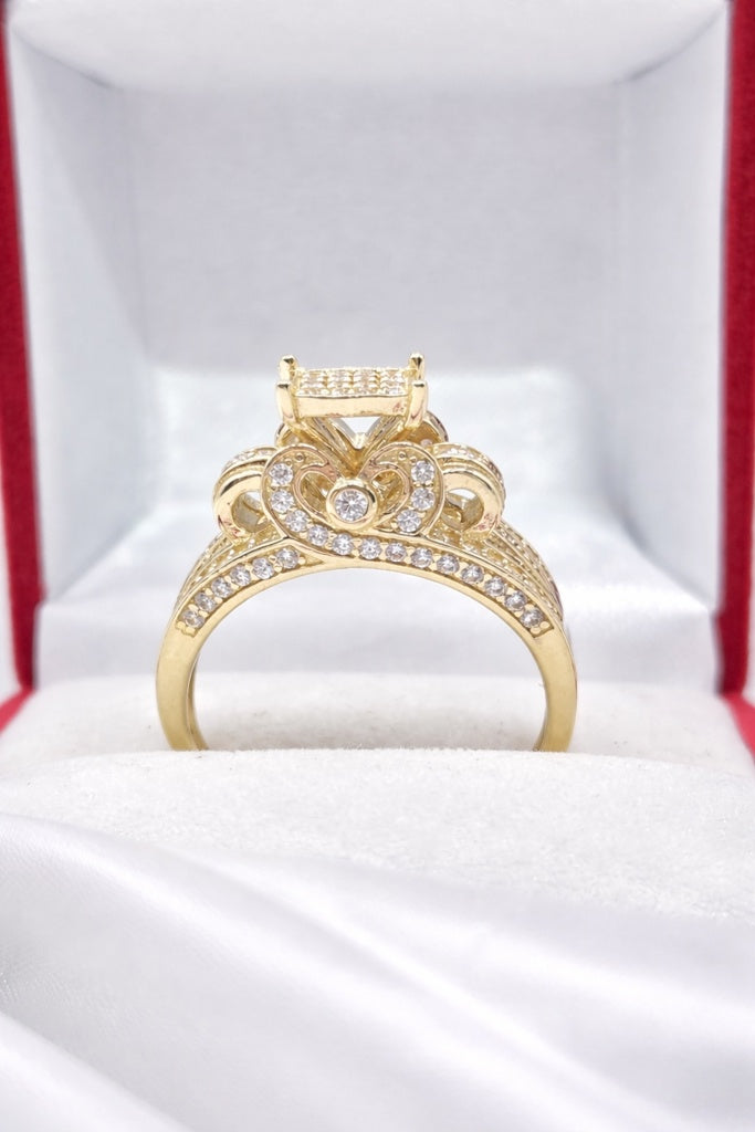 10KT ELEGANT PRINCESS STYLE SQUARE RING Size 7 Weigth 5.3GR