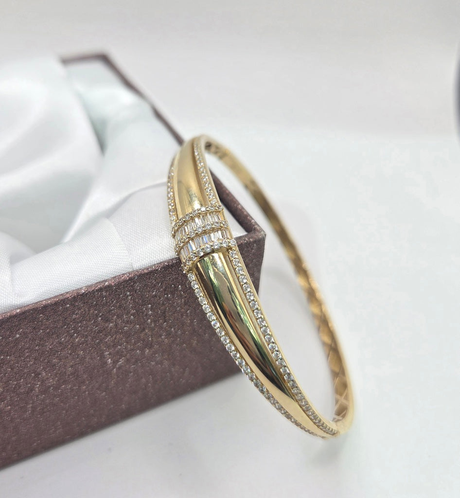 10KT  ELEGANT AND EXOTIC BAGUETTE DETAILS BANGLE Size  Weigth 7.7GR