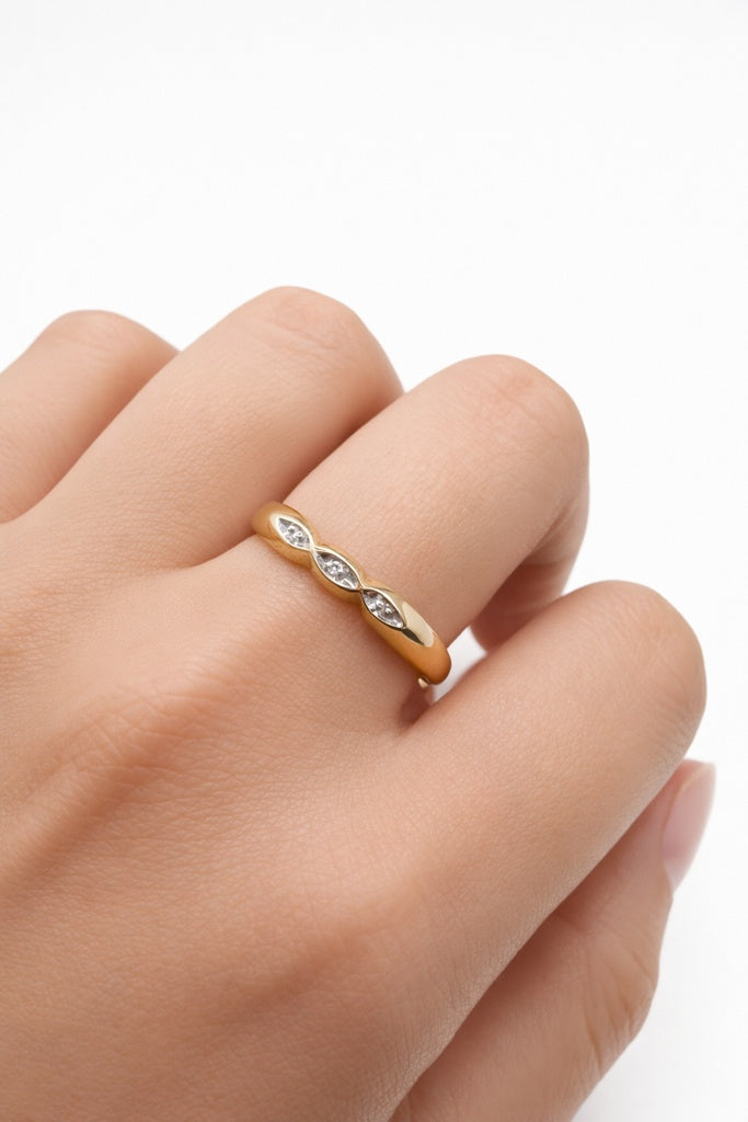 10KT DELICATE THREE OVALS DIAMOND RING Size 10 Weigth 1.8GR