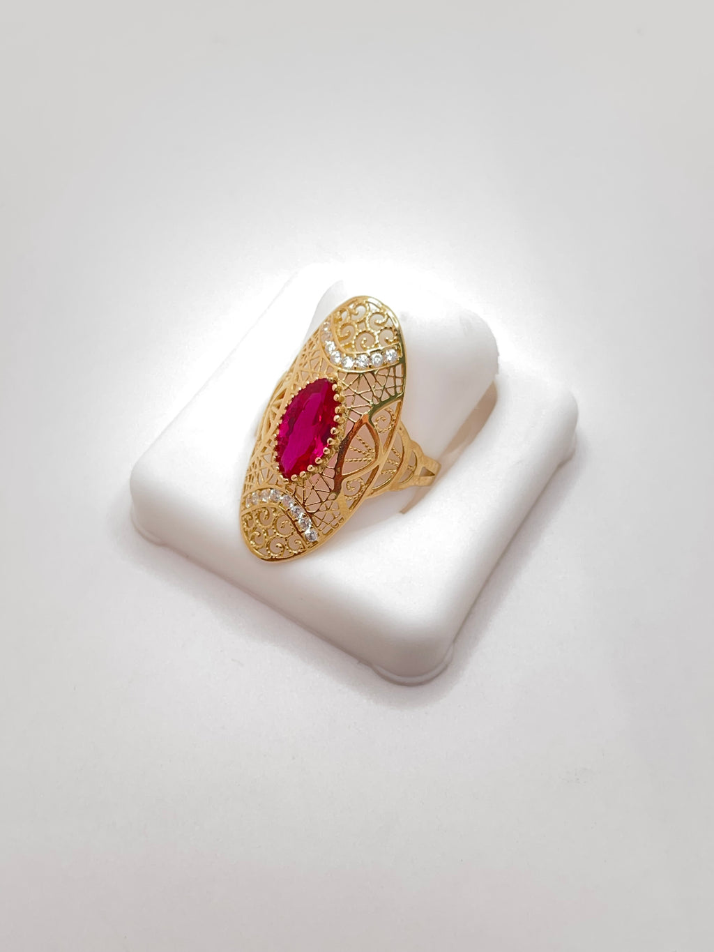 10KT ALMOND RING WITH PINK STONE INSIDE Size 7 Weight 2.43GR