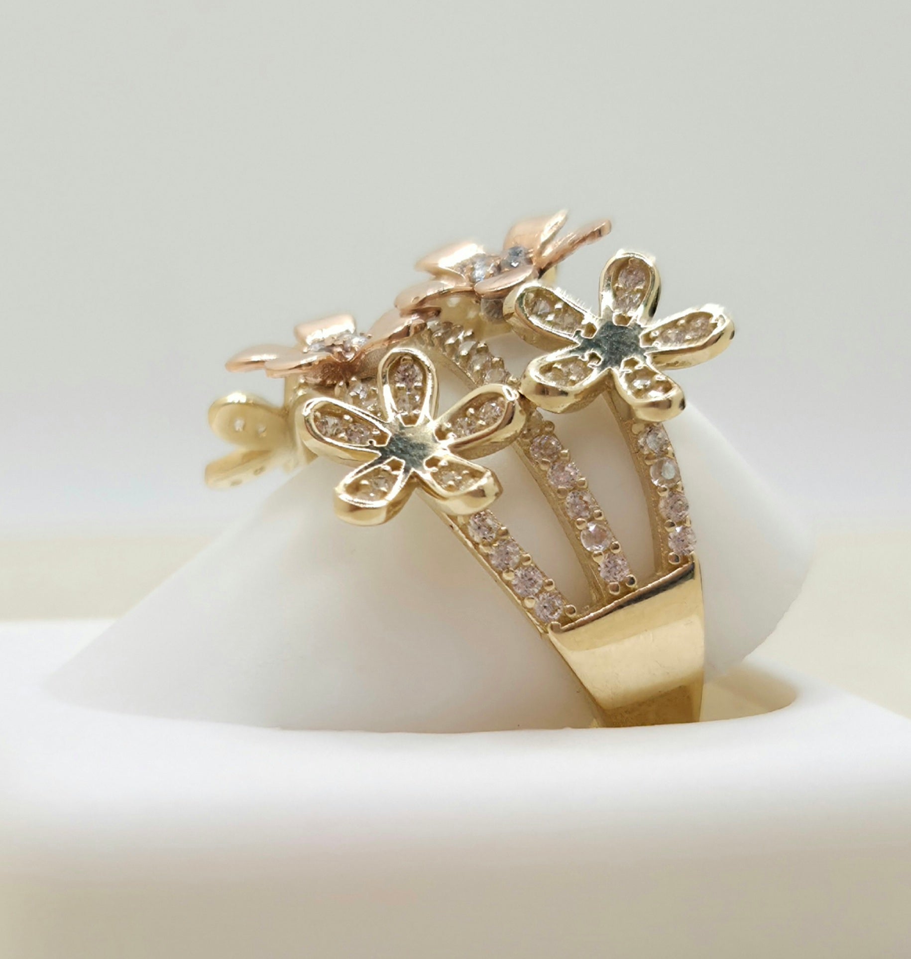 14KT SMALL TWO TONE FLOWERS RING Size 7.5 & 8.5 Weight 4.3GR