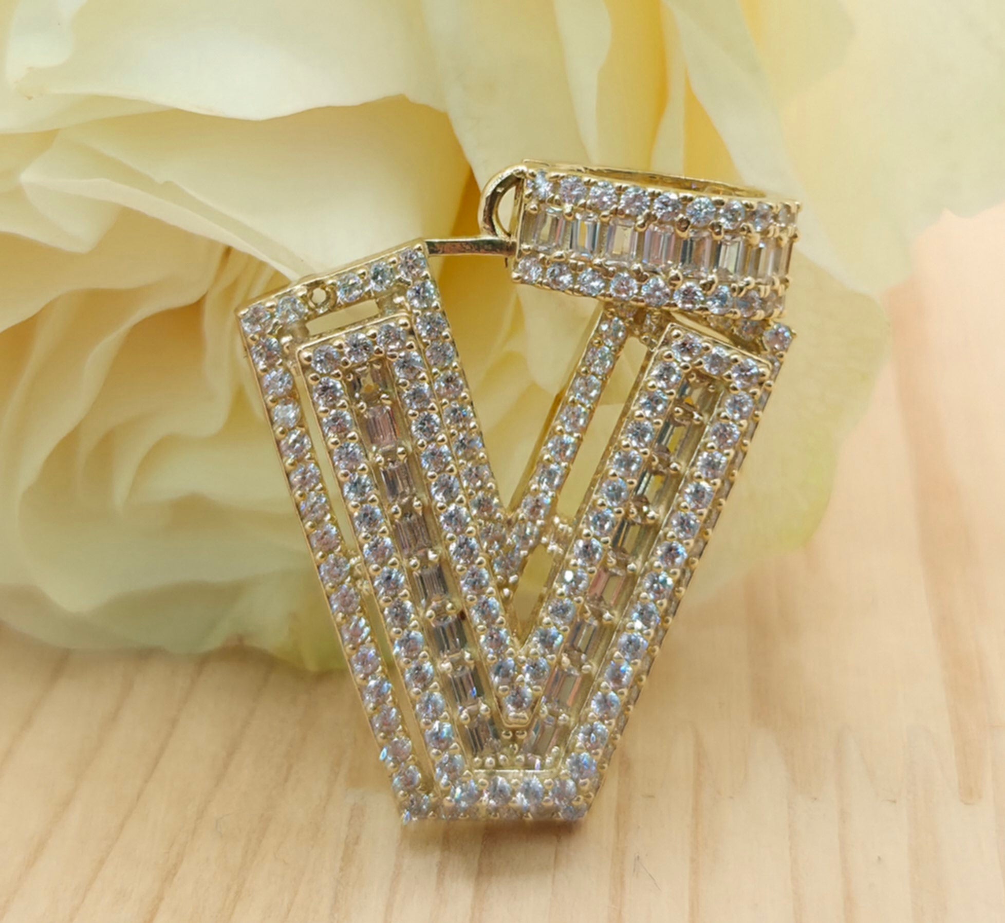 10KT SMALL CZ ''V'' LETTER PENDANT Weight 4GR