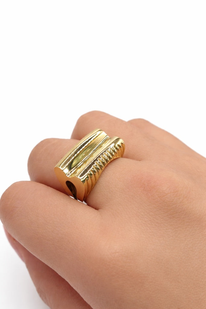 10KT MODERN GEOMETRIC DESING RING Size 7.5 Weight 2.5GR