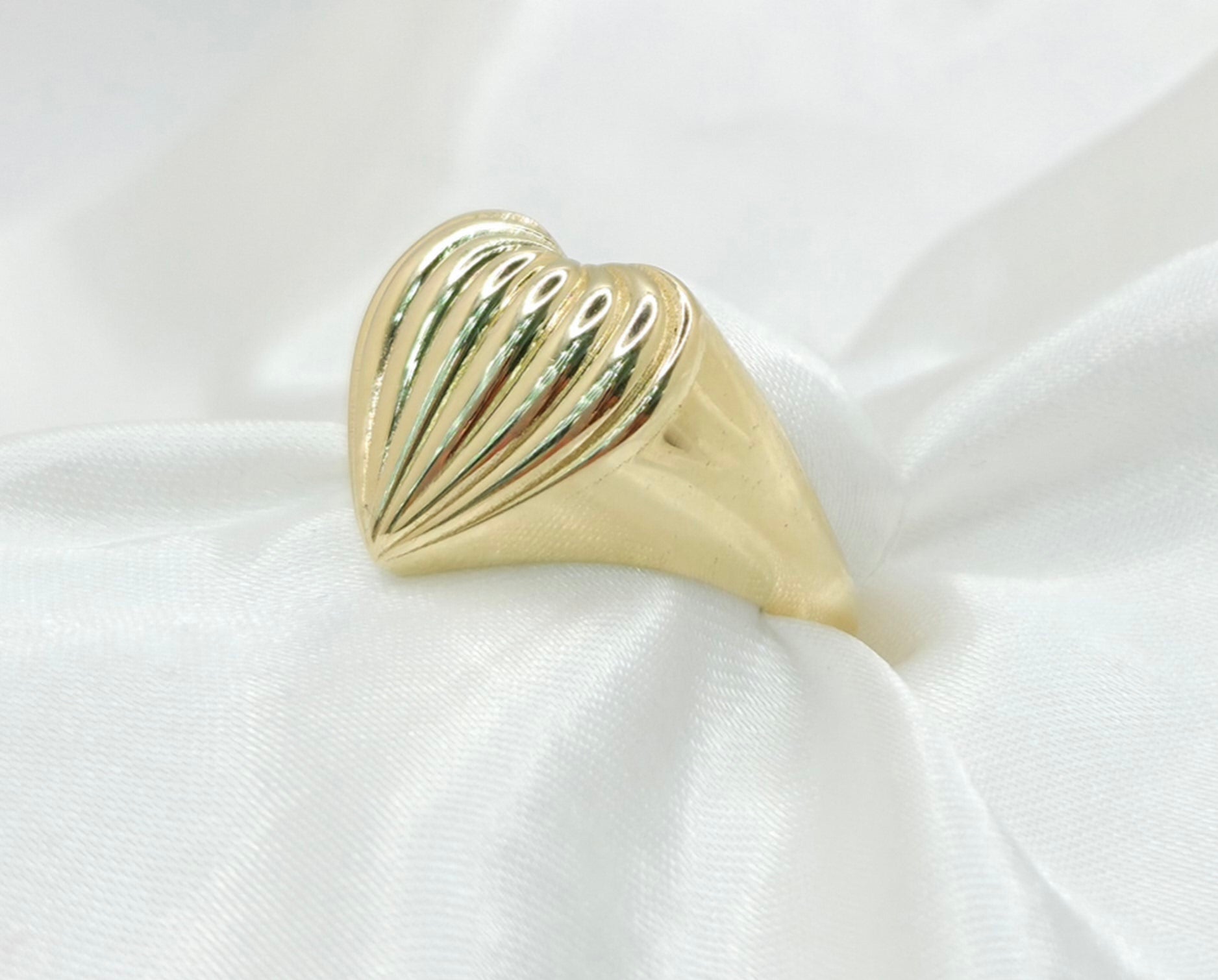 10KT SHELL STYLE HEART RING Size 8 Weight 2.5GR