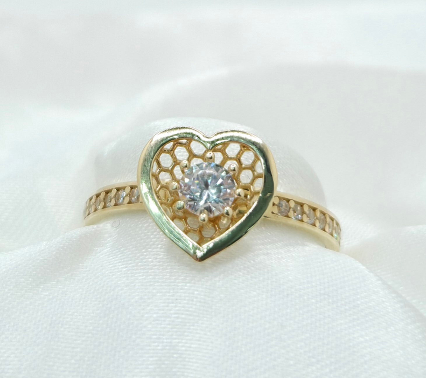 10KT STONE CENTER HEART RING CZ Size 8 Weight 1.5GR