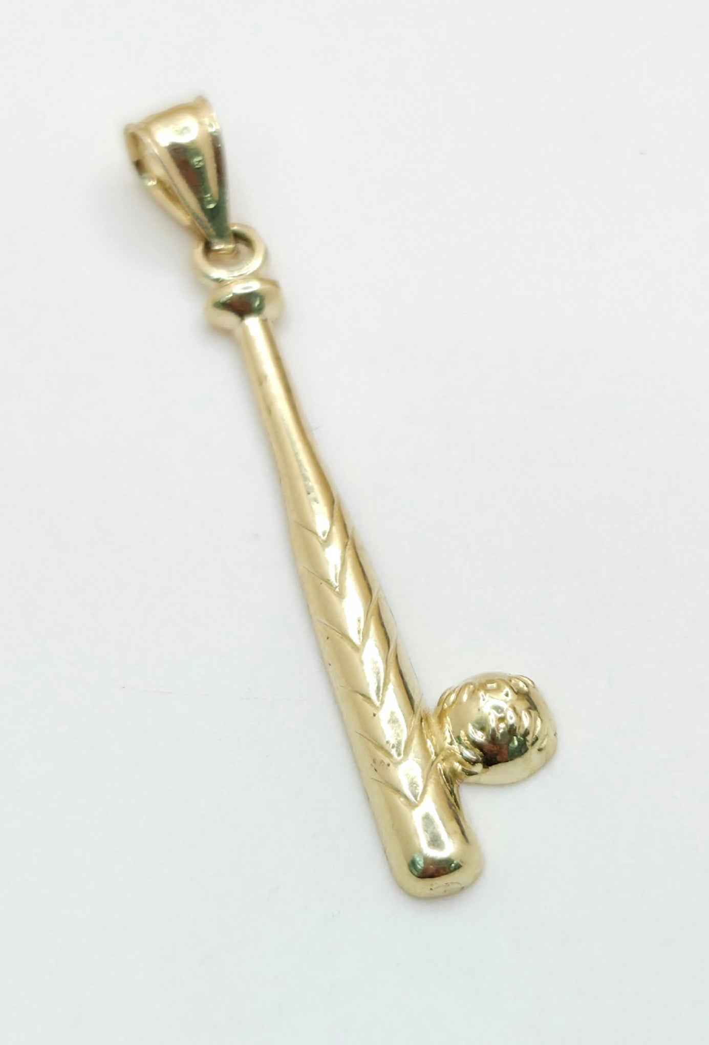 10KT BAT AND BALL PENDANT Weight 1.4GR