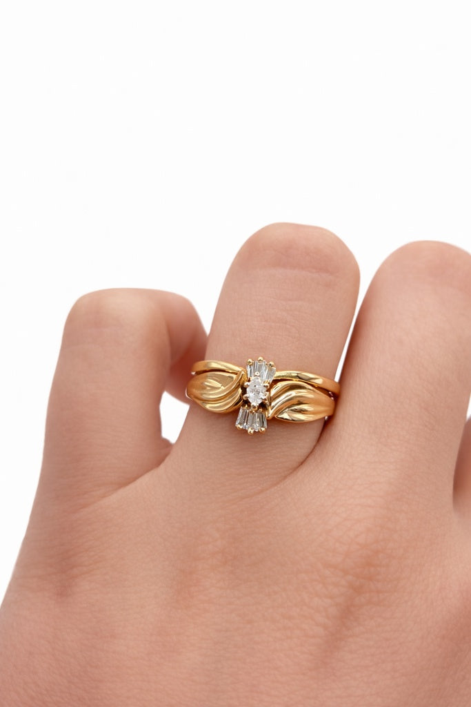 10KT  ELEGANT CLUSTER GROOVED DIAMOND ENGAGEMENT RING Size 9 Weigth 4.7GR