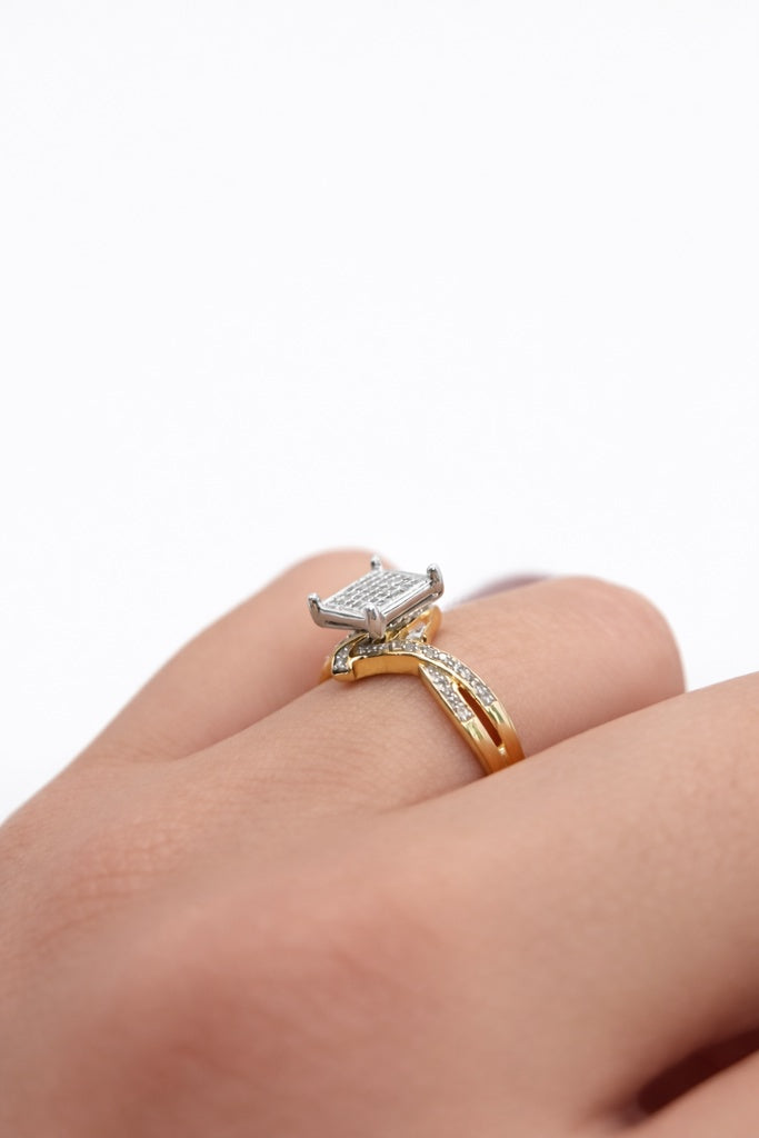 10KT DELICATE SQUARE DIAMOND RING Size 7 Weight 2.5GR