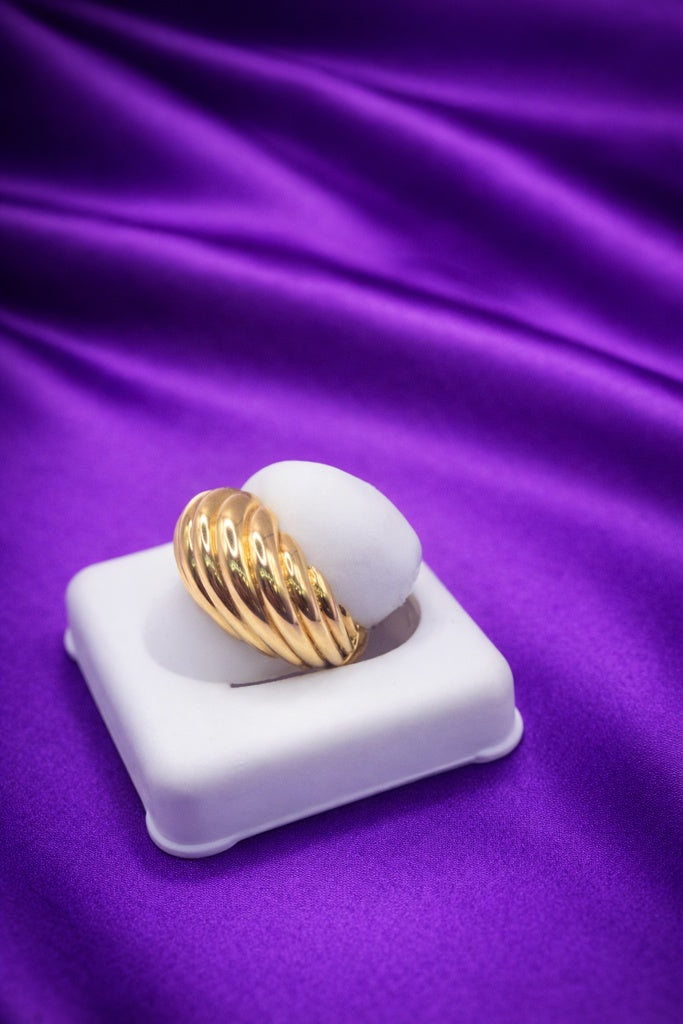 10KT CLASSIC SHELL WOMAN'S RING Size 8 Weigth 3.6GR