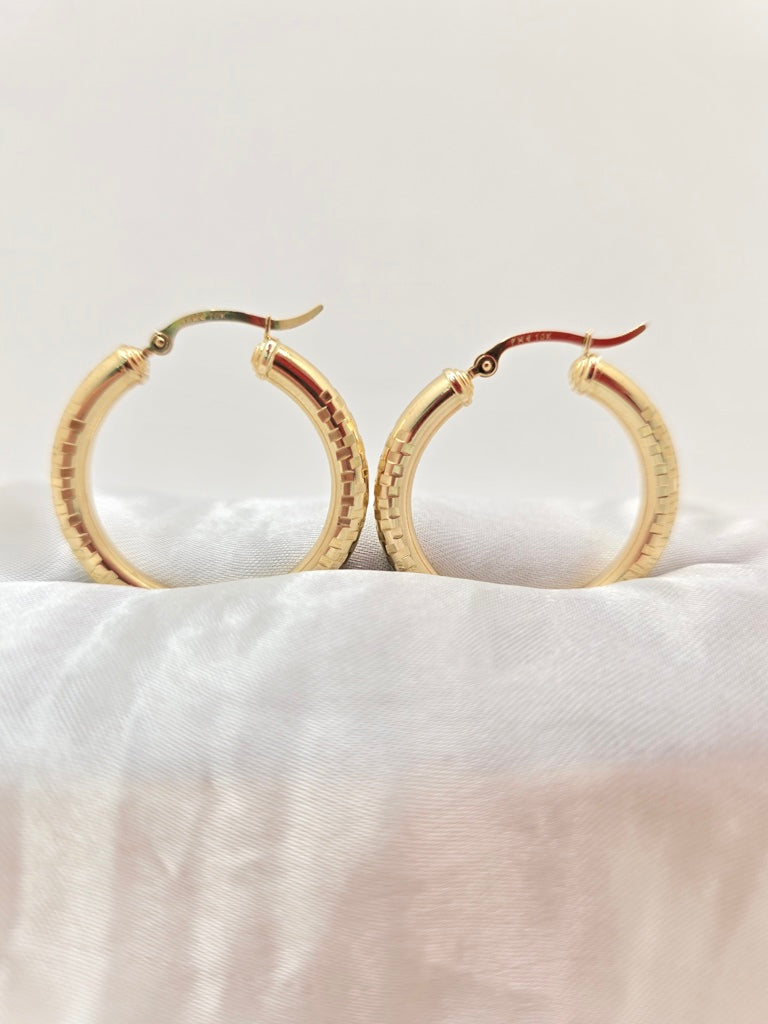 10KT SQUARE CUT HOOPS EARRINGS Size 4 4MM Weight 3.8GR