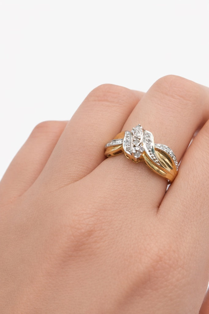 10KT EXOTIC AND EXCLUSIVE WOMAN'S DIAMOND RING Size 7 Weight 5GR