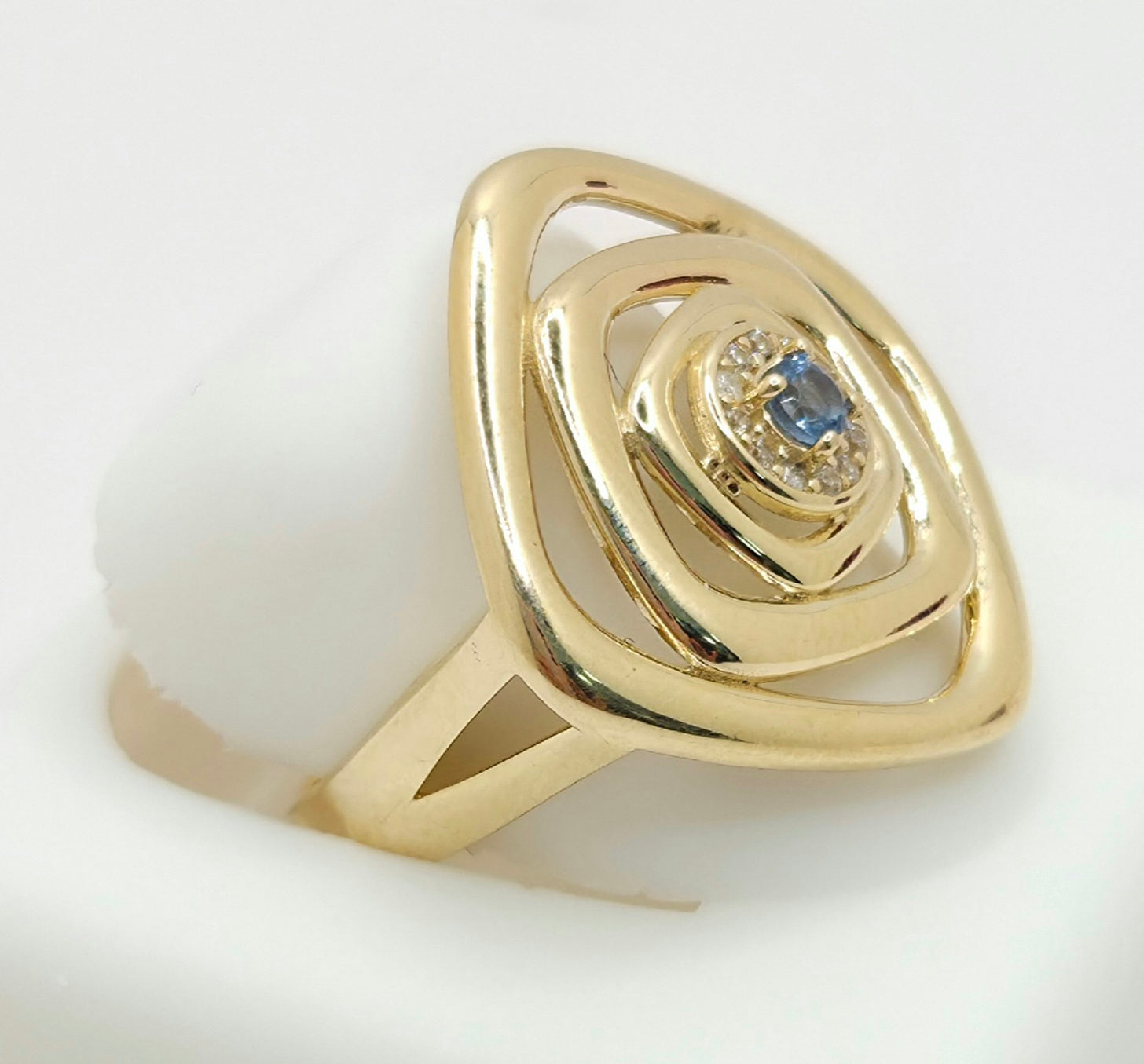14KT BLUE STONE CENTER SQUARE SPIRAL RING  Size 8 Weight 3.5GR
