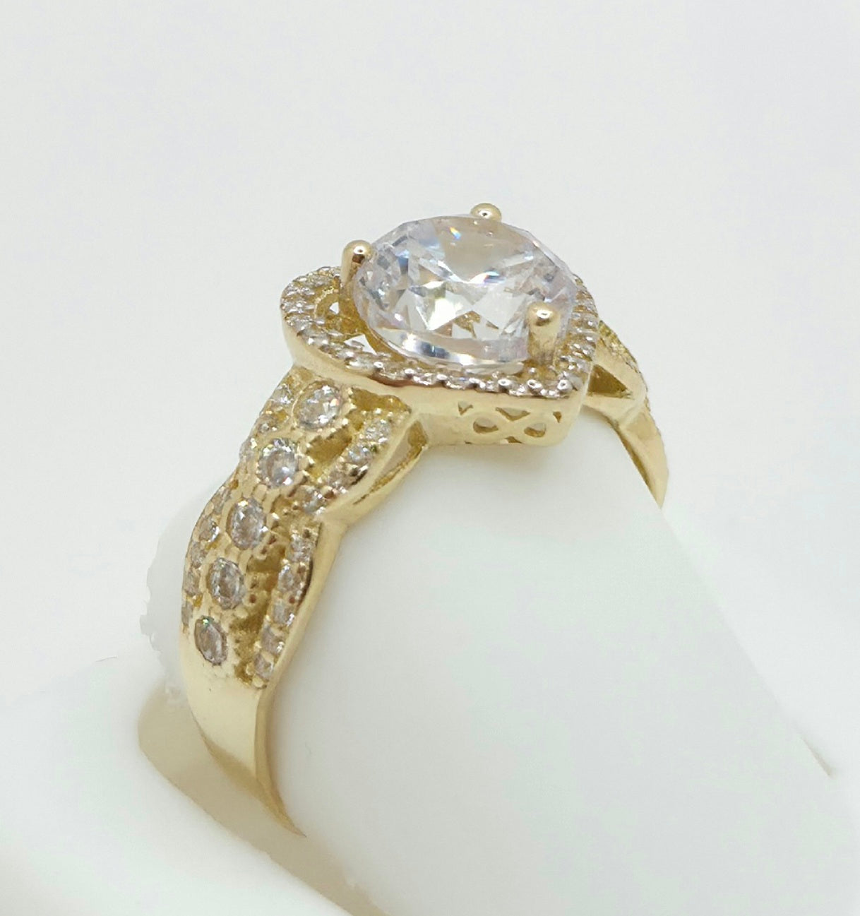 14KT WHITE STONE HEART RING Size 8 Weight 3.7GR