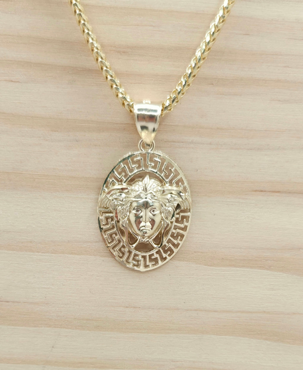 10KT MEDIUM OVAL GREEK DESIGN BACKGROUND MEDUSA PENDANT Weight 2GR