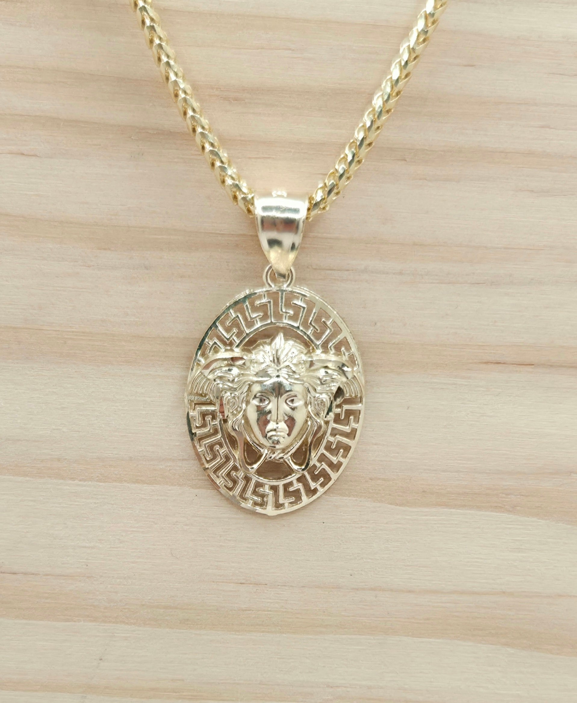 10KT MEDIUM OVAL GREEK DESIGN BACKGROUND MEDUSA PENDANT Weight 2GR