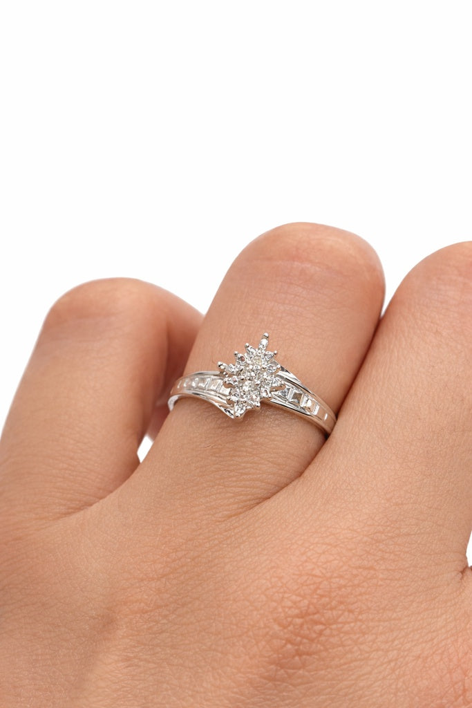 10KT WHITE GOLD ALMOND DIAMOND ELEGANT RING Size 7 Weigth 1.4GR