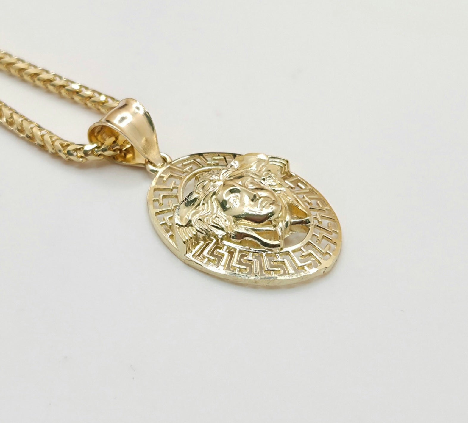 10KT MEDIUM OVAL GREEK DESIGN BACKGROUND MEDUSA PENDANT Weight 2GR