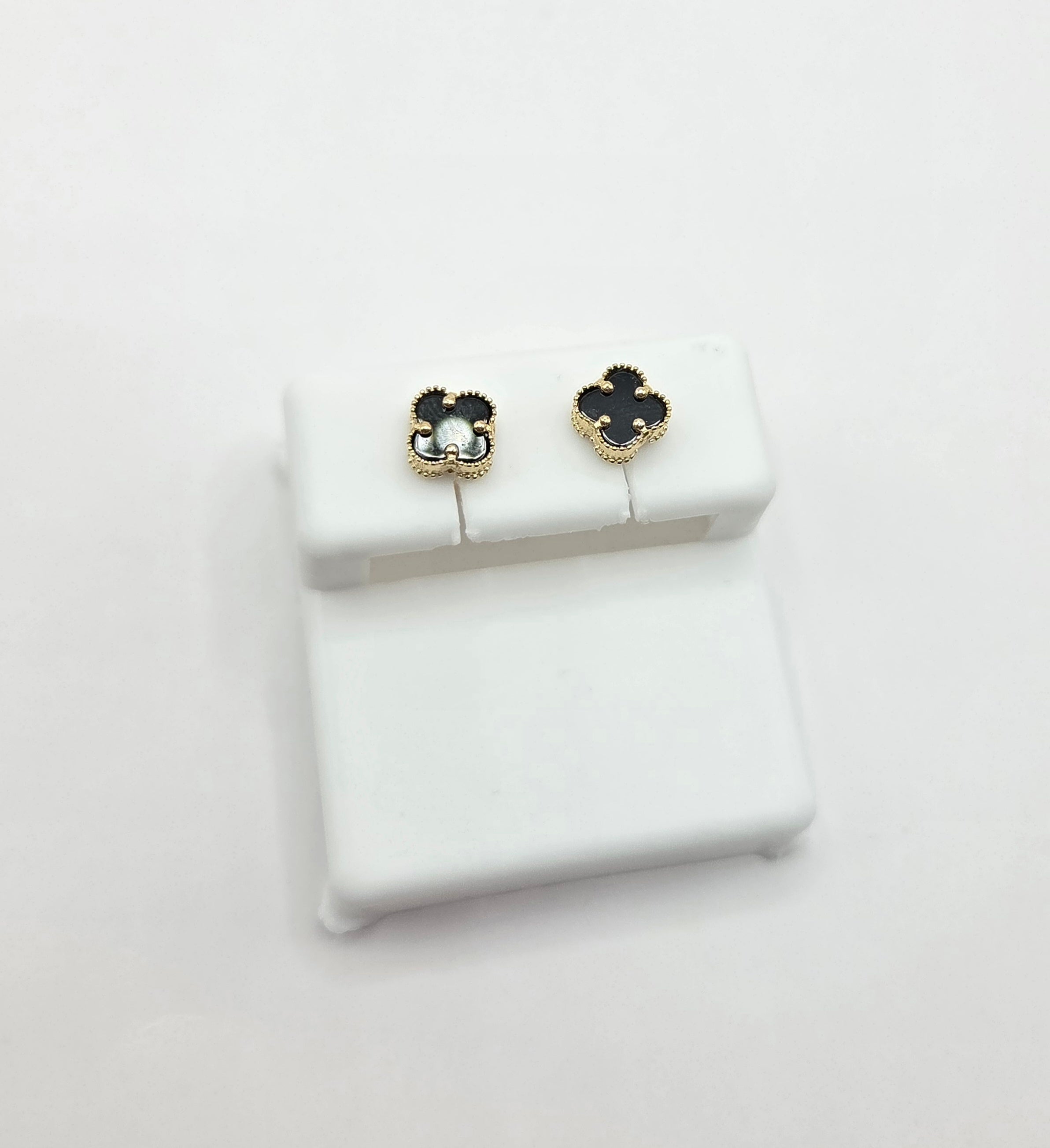 14KT EXTRA SMALL BLACK CLOVER EARRING Weight 0.9GR