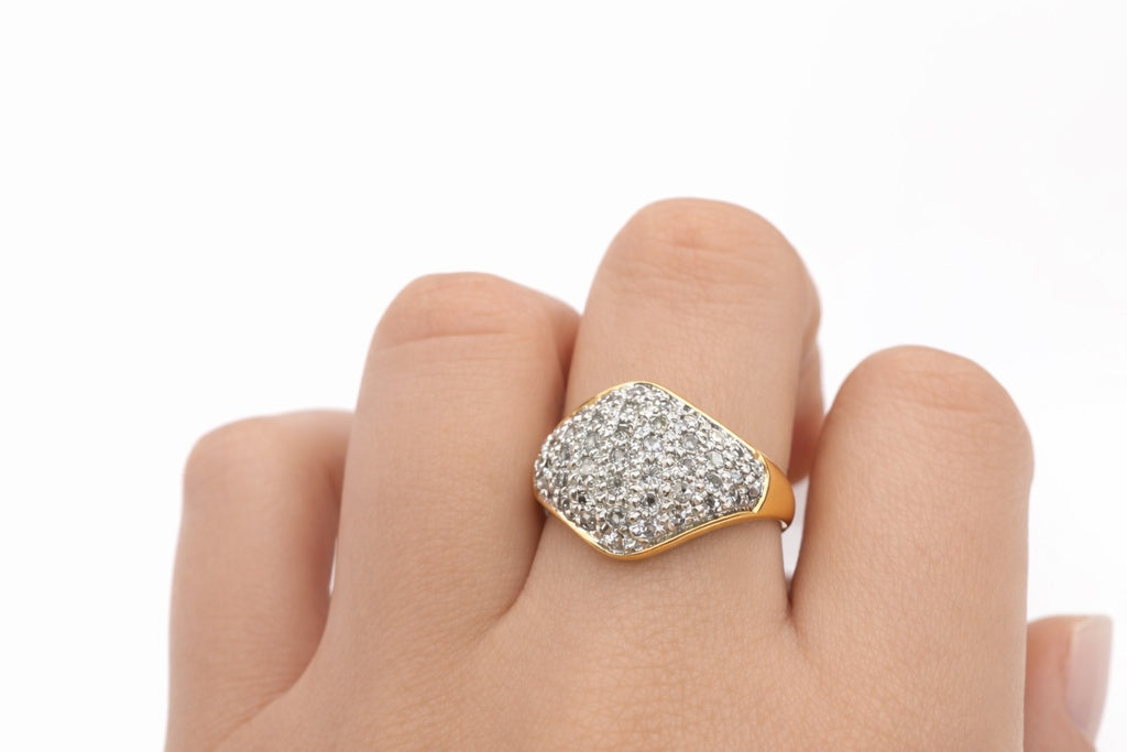 10KT ELEGANT SHELL STYLE DIAMOND WOMAN'S RING Size 7 Weight 5.2GR