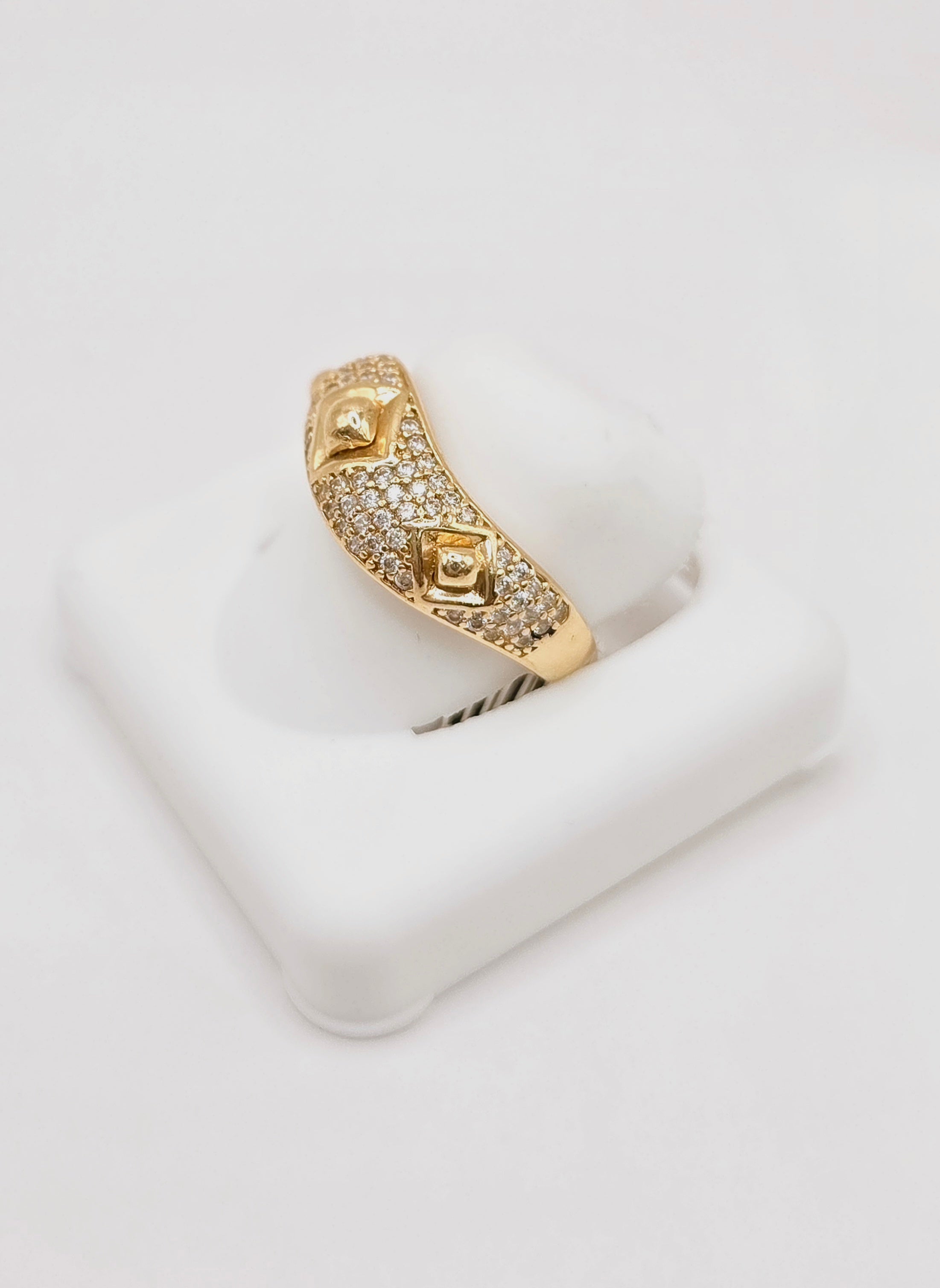 10KT ELEGANT CZ FILLED RING WITH RECTANGULAR DETAILS SIZE 9 Weight 3.1GR