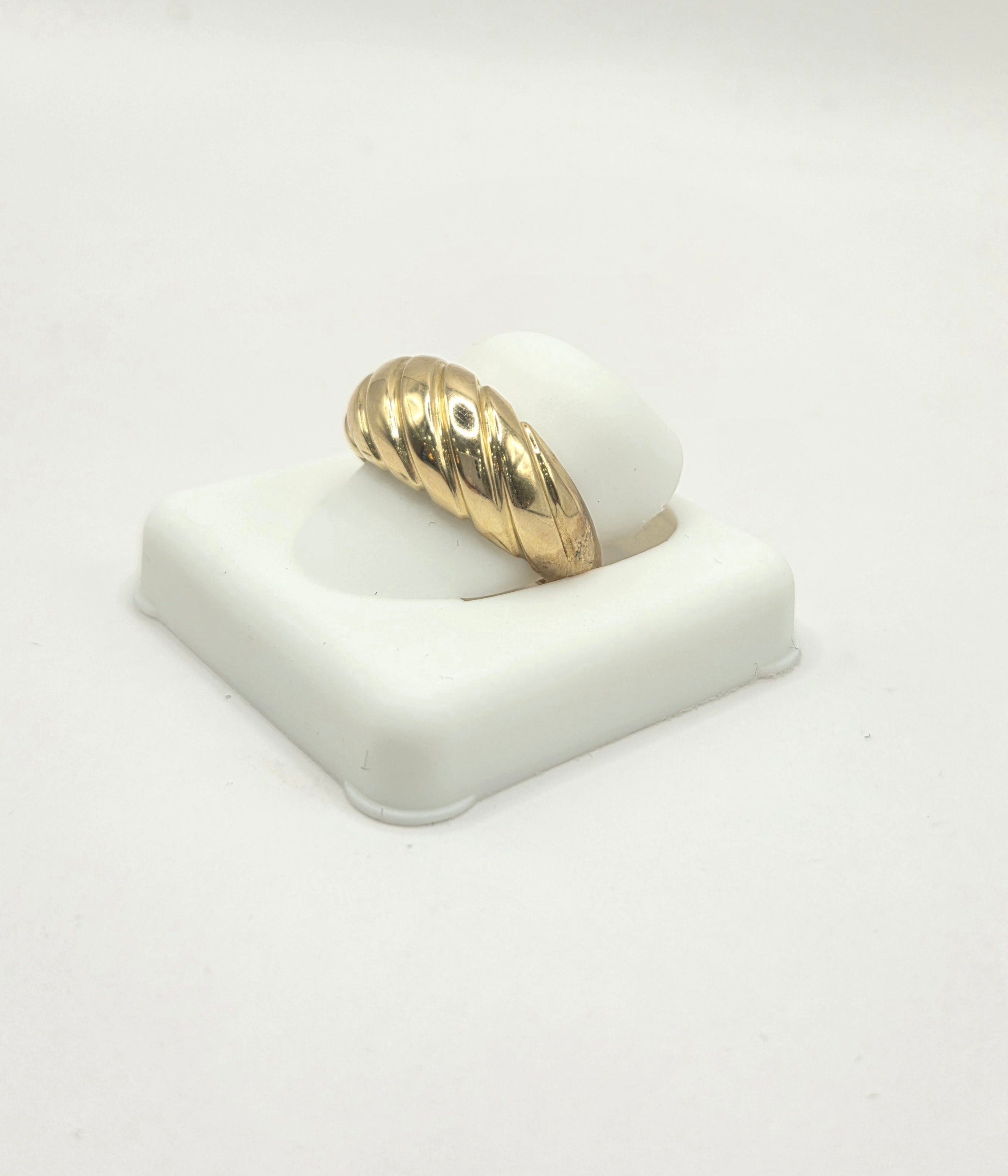 10KT DELICATE SHELL DESIGN WOMAN'S RING Size 7-8 Weight 2.3GR