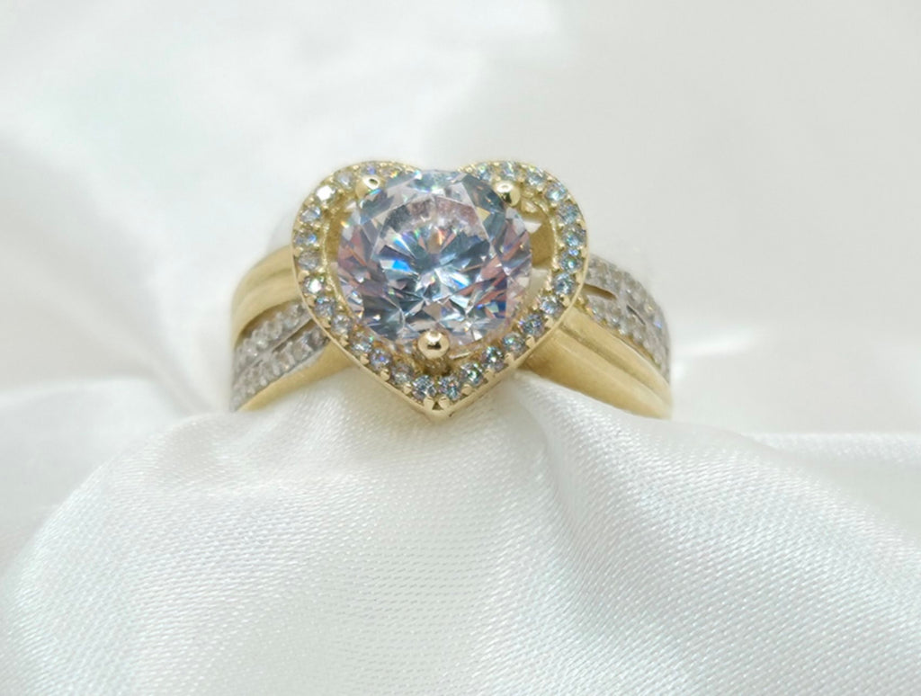 10KT CZ HEART WITH ROUND STONE INSIDE RING Size 8 Weight 3.4GR