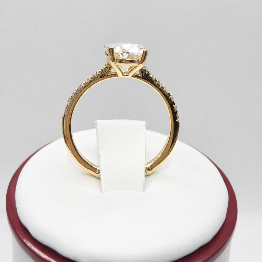 14KT ELEGANT OVAL LAB DIAMOND WOMAN'S RING Size 6.5 / 0.30CT / 2.99GM Weigth