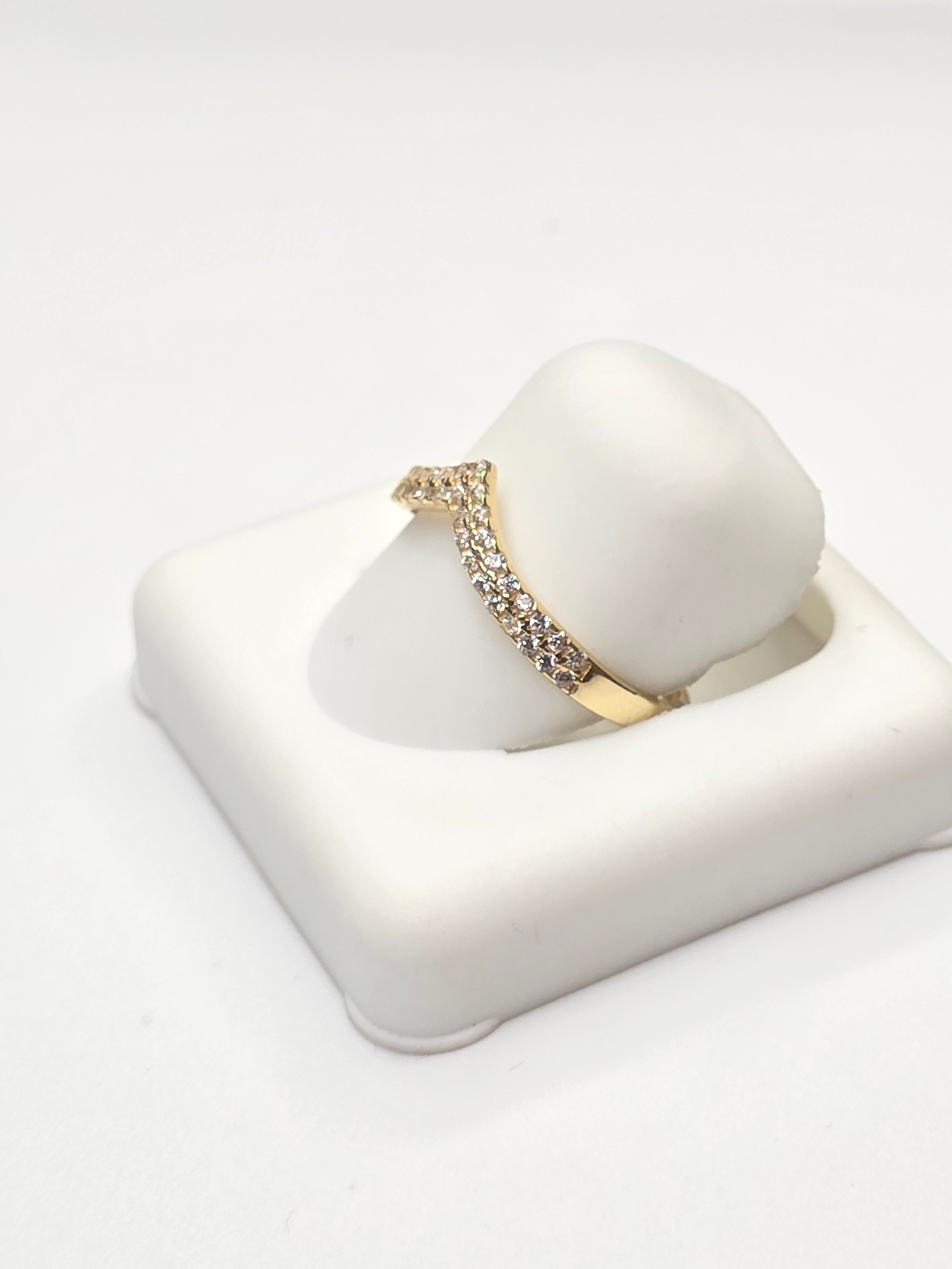 14KT CZ ''V'' DESIGN DELICATE RING Size 7-8 Weigth 1.1GR