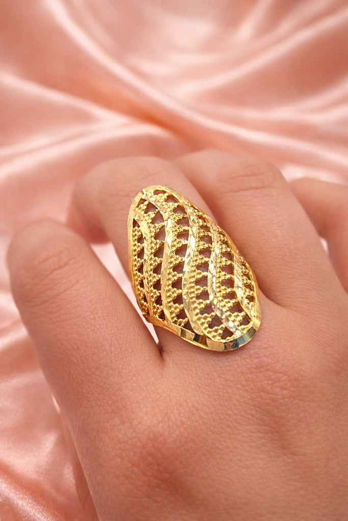 10KT MODERN ALMOND SHAPE DIAMOND CUT DETAIL RING Size 7.5-8-8.5 Weigth 3.8GR