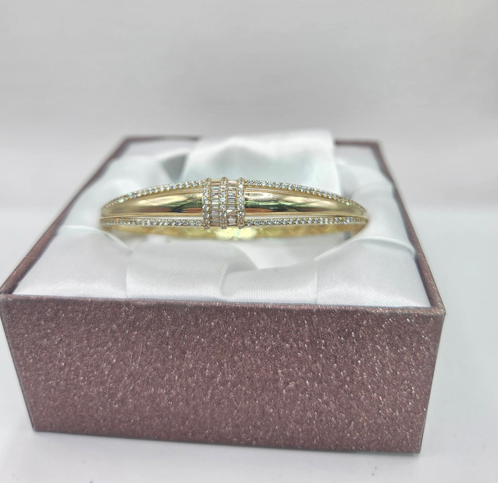 10KT  ELEGANT AND EXOTIC BAGUETTE DETAILS BANGLE Size  Weigth 7.7GR