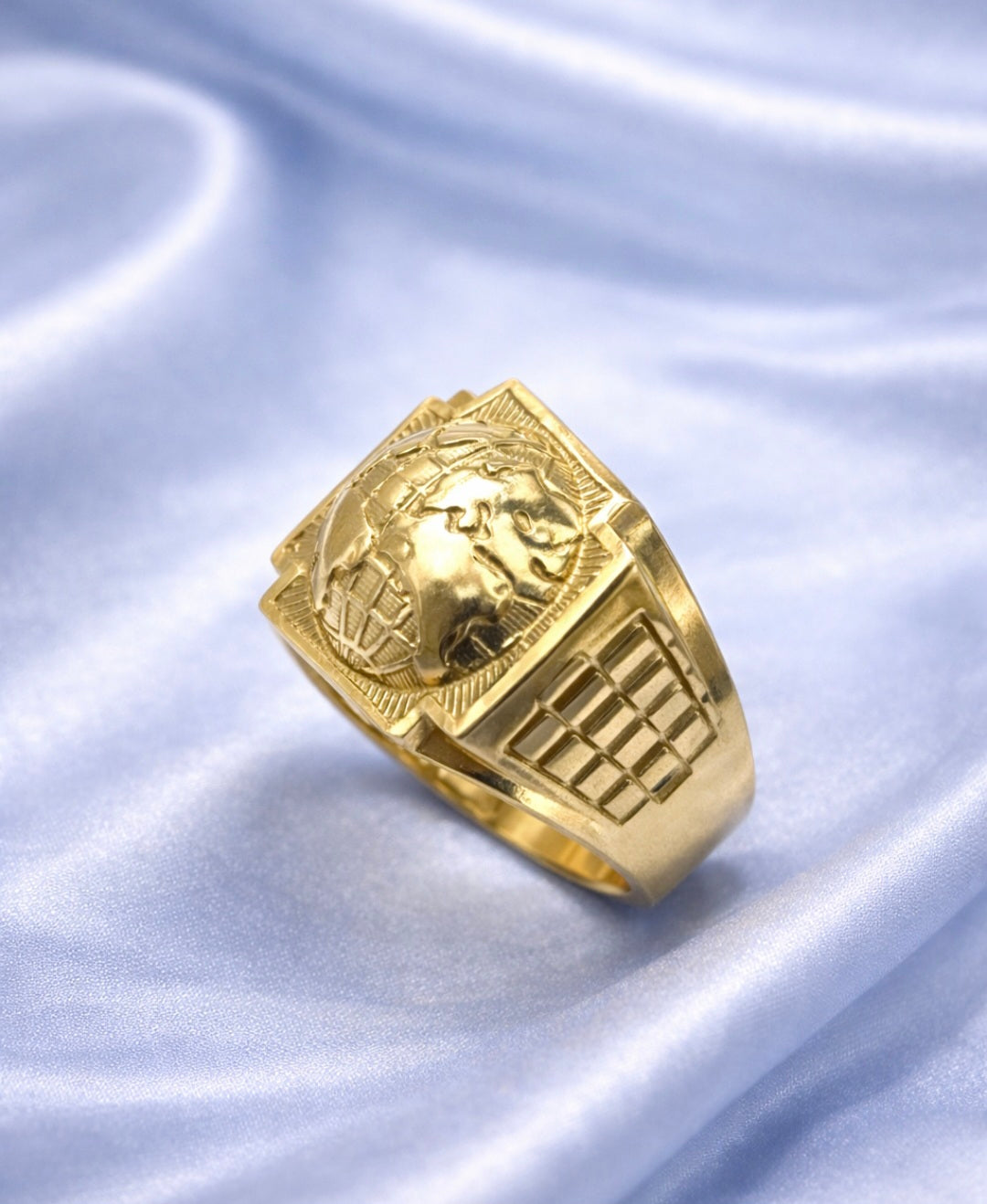 10KT EXOTIC WORLD SHAPE MAN'S RING Size 11/12 Weigth 6.5GR