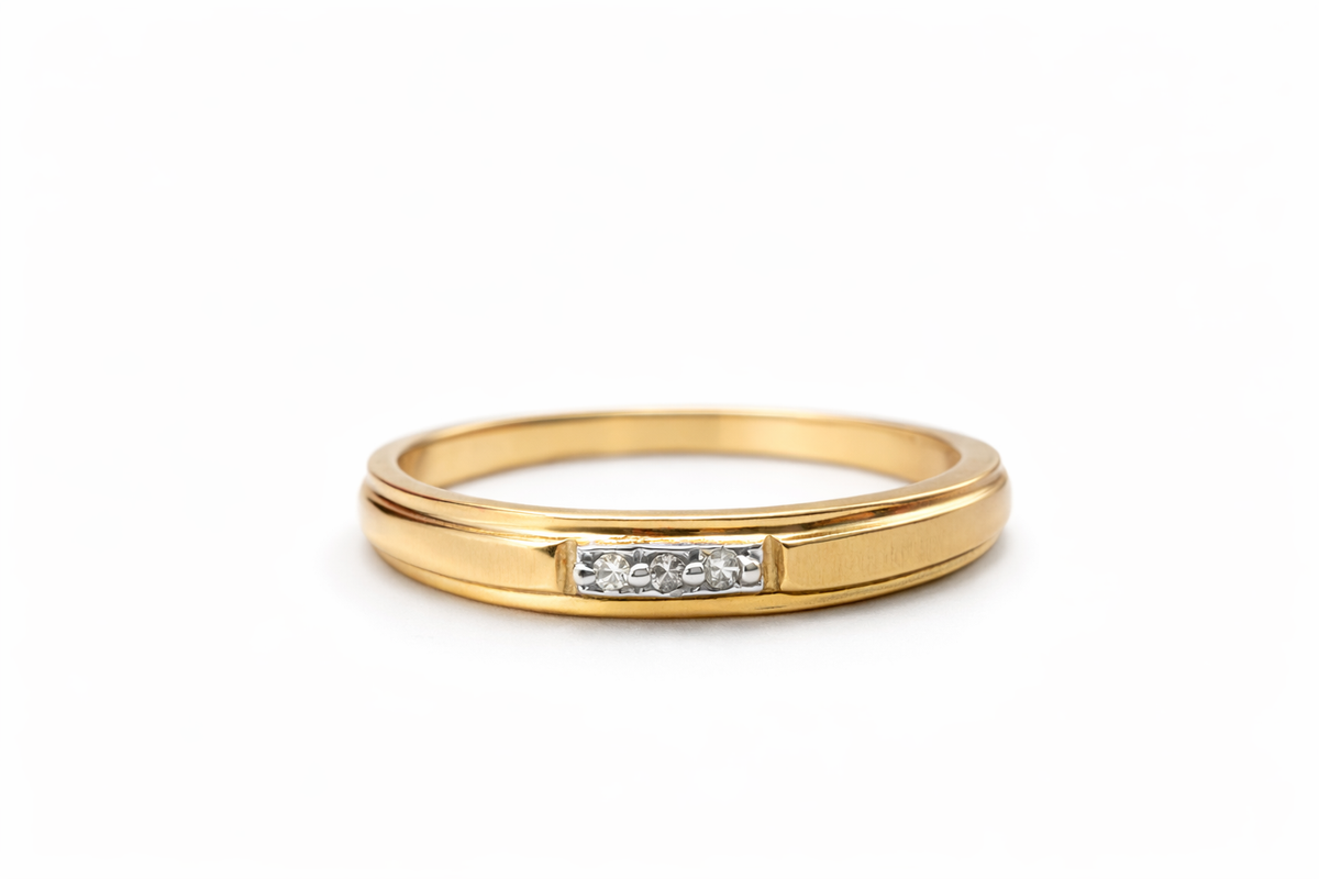 10KT  DELICATE DIAMOND BAND RING Size 7 Weigth 1.2GR