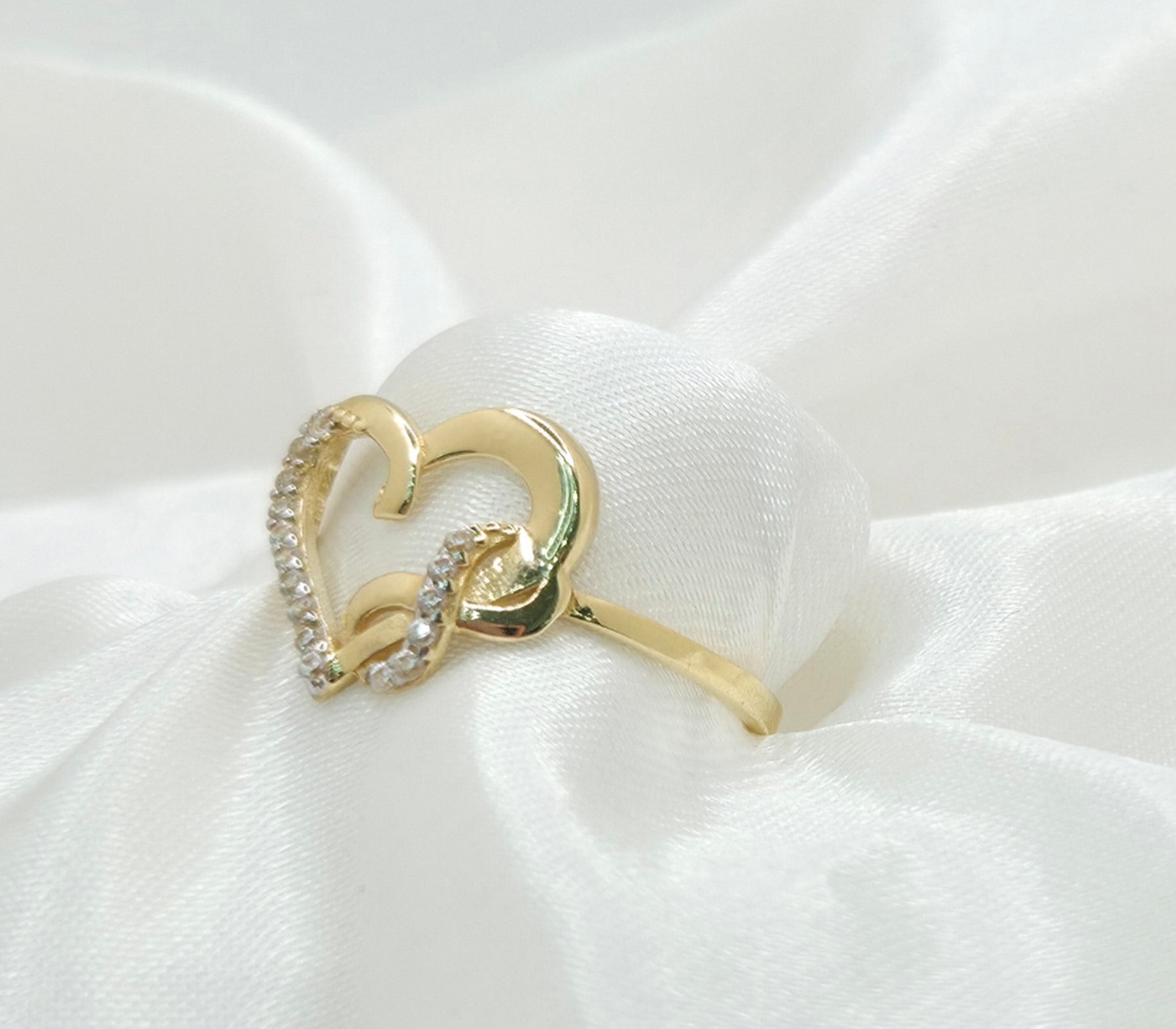 10KT DELICATE CZ SILHOUETTE HEART INFINITY RING  Size 6-7 Weight 1.1GR