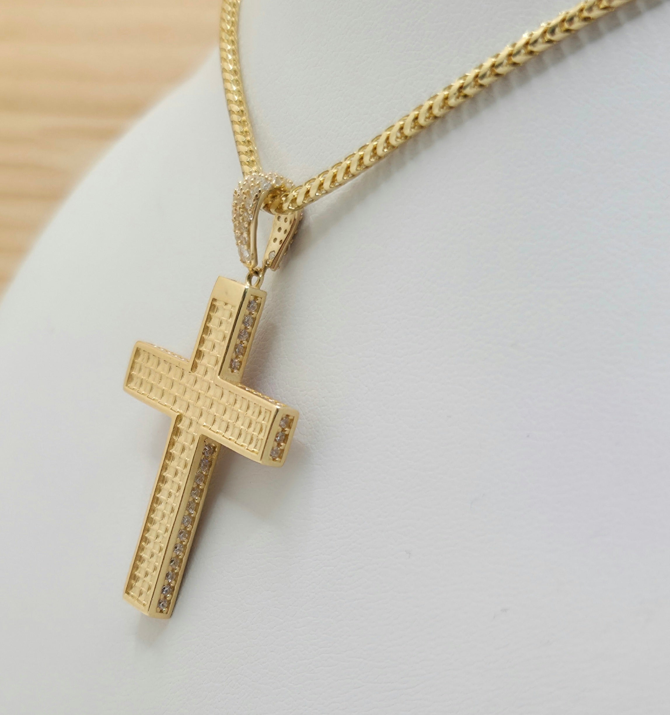 14KT SQUARE CUT CROSS PENDANT Weight 6GR